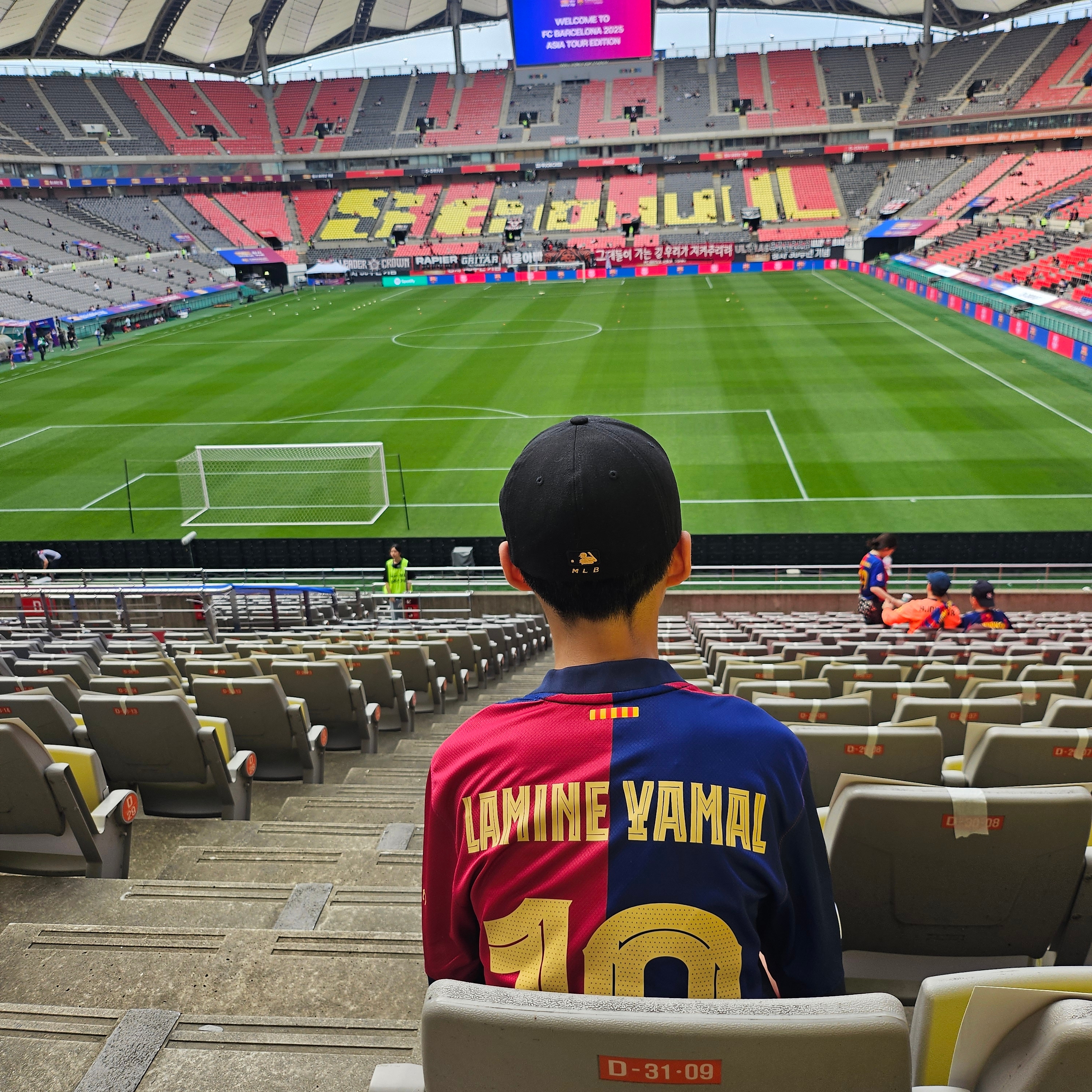 Nike FC Barcelona 2024/25 Dri-Fit Stadium Home Jersey Deep Royal Blue Noble Red (Non Marking Ver.) 착용 스타일 - 2