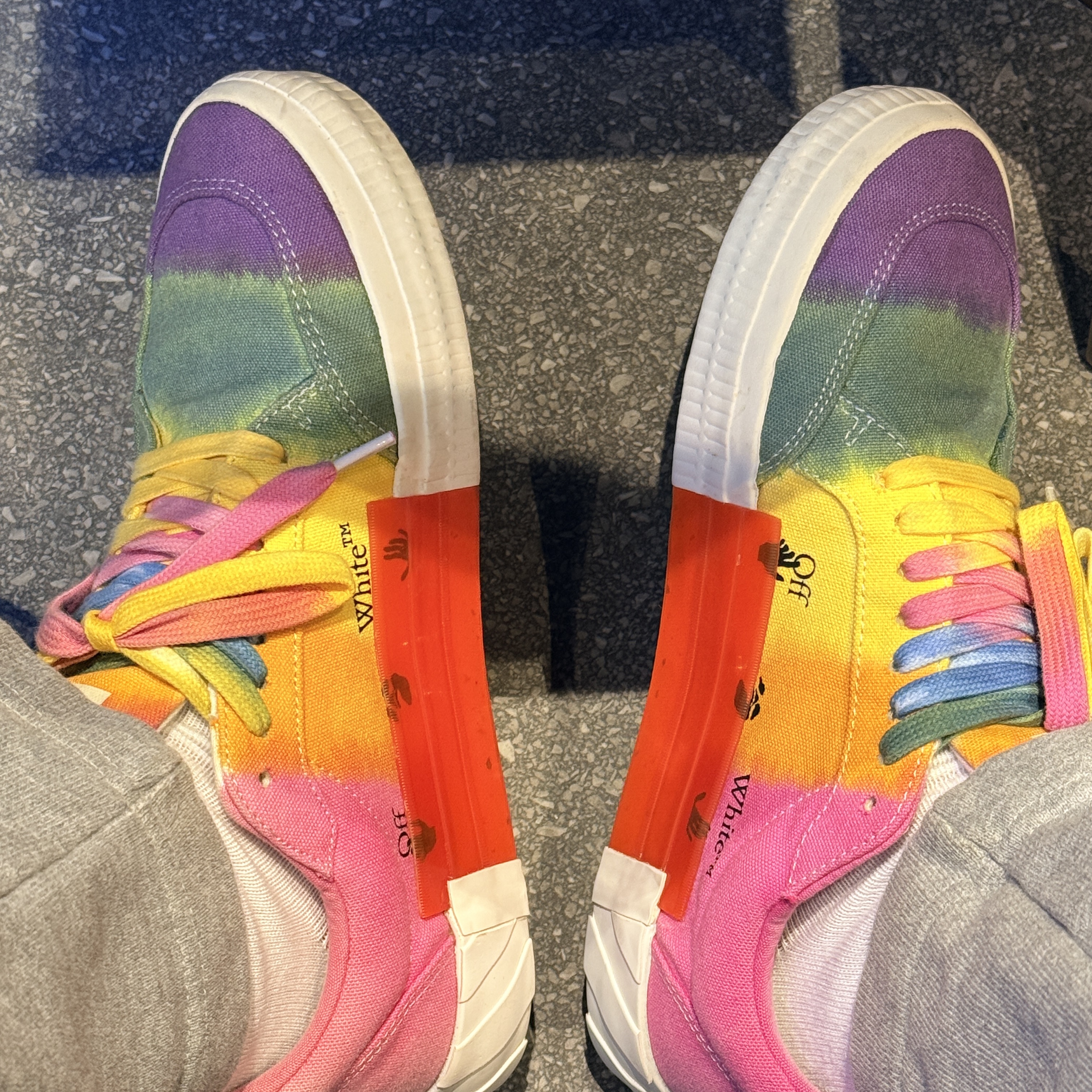 Off-White Arrow Low Vulcanized Canvas Sneakers Multicolor 착용 스타일 - 1