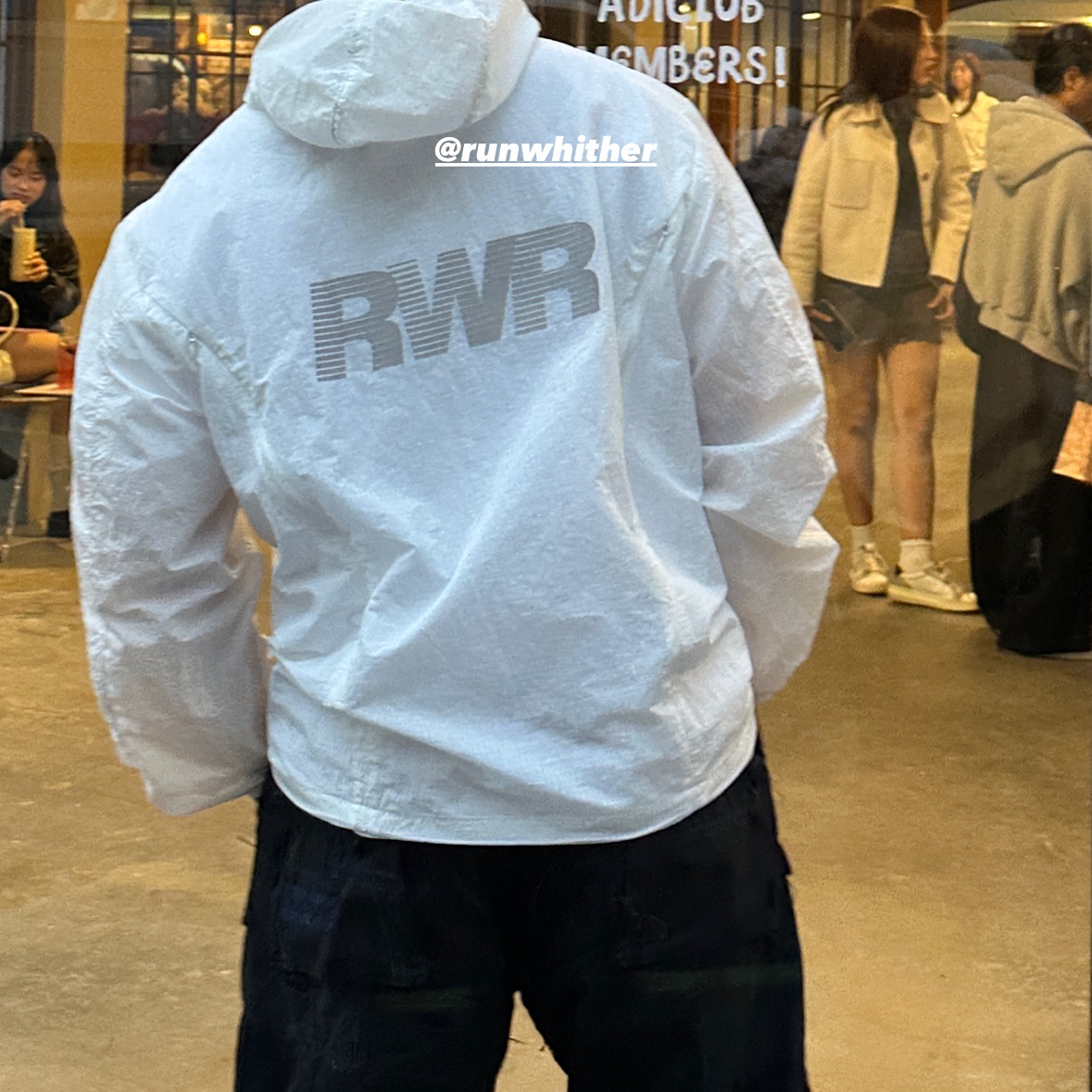 [KREAM 단독] runwhither Windbreaker Jacket V2 White 착용 스타일 - 1