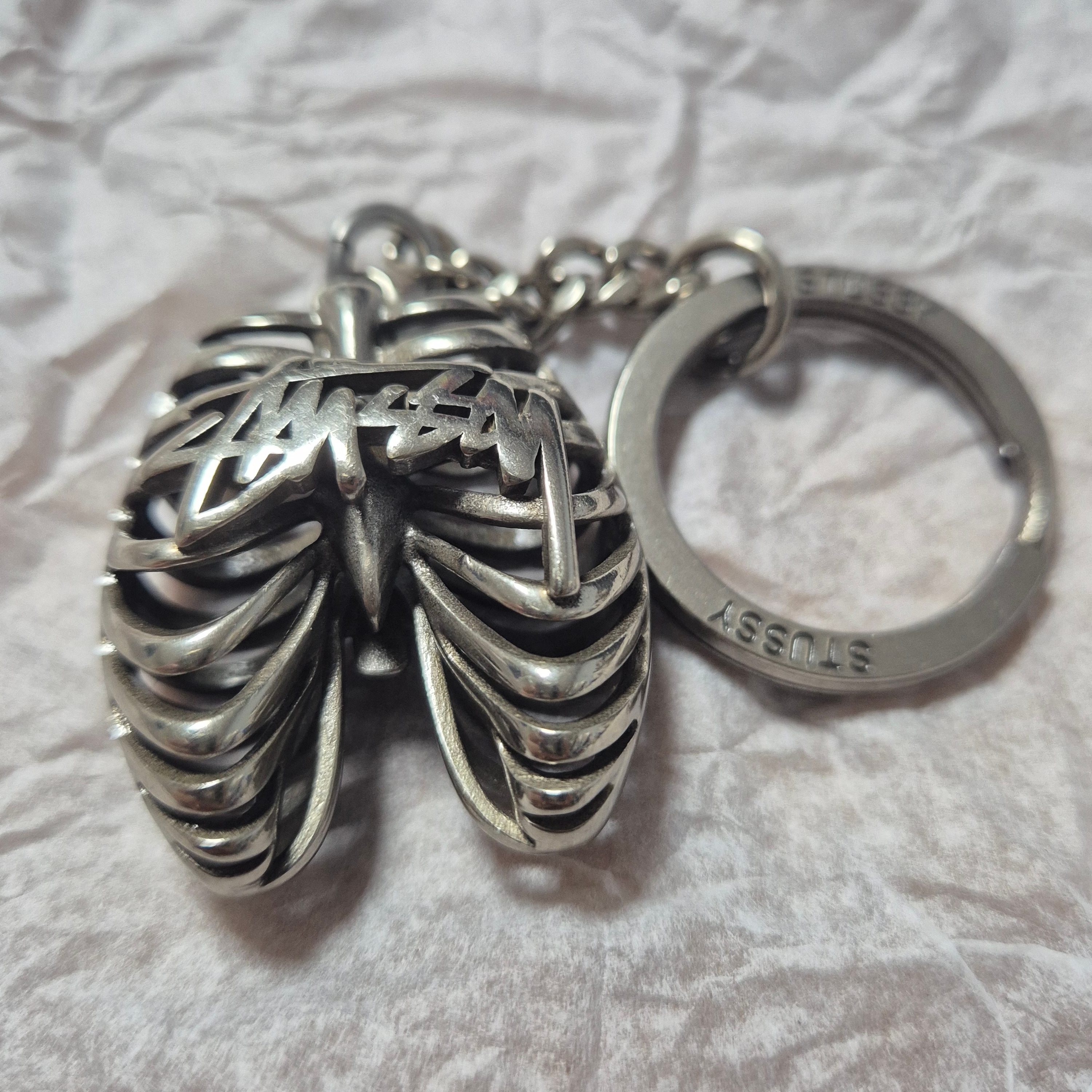 Stussy Ribcage Keychain Silver 착용 스타일 - 1
