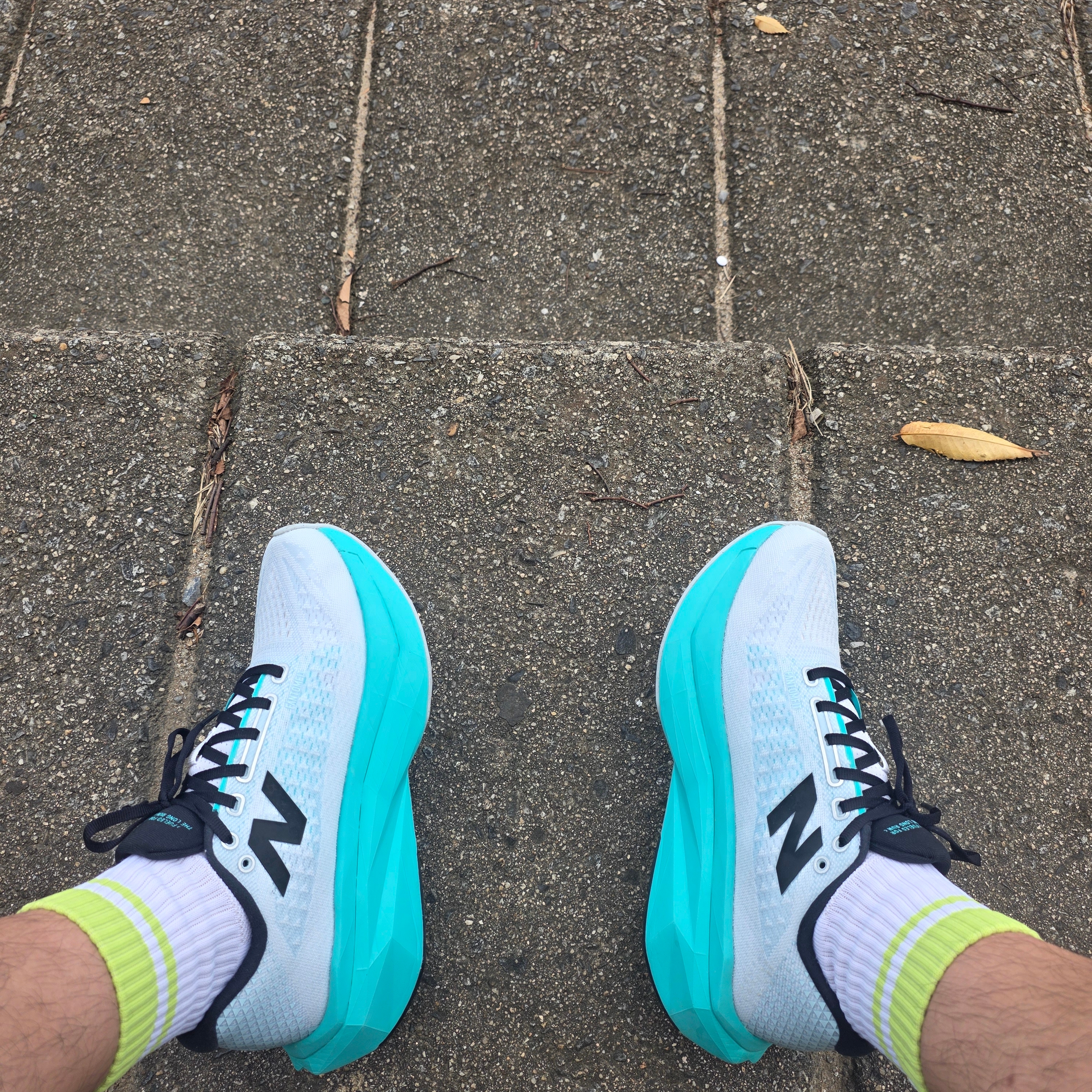 New Balance FuelCell Supercomp Trainer v3 White Cyber Jade - D Standard 착용 스타일 - 2