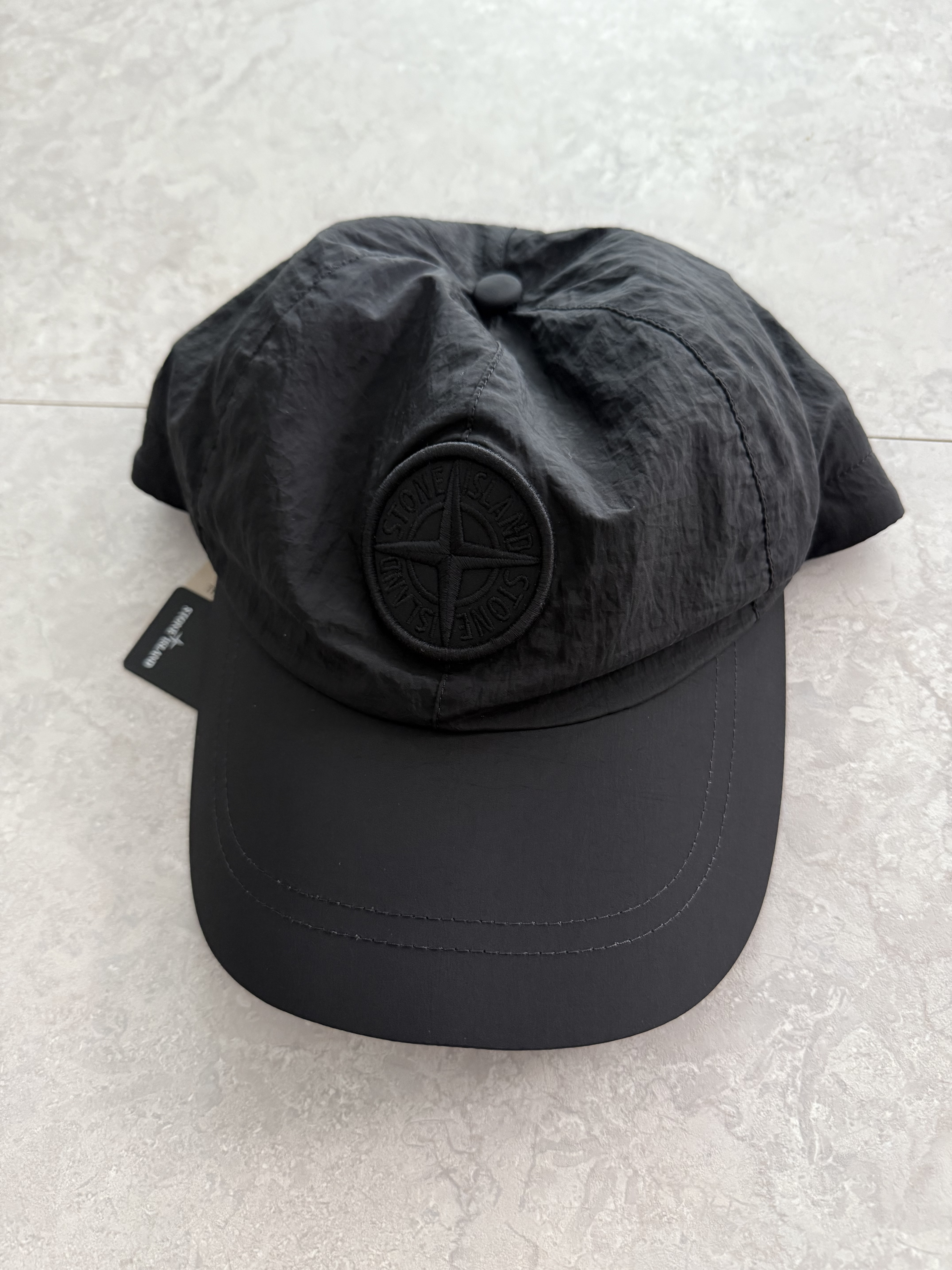 Stone Island 9100011 Nylon Metal in Econyl Baseball Cap with Drawcord Compass Embroidery Black 착용 스타일