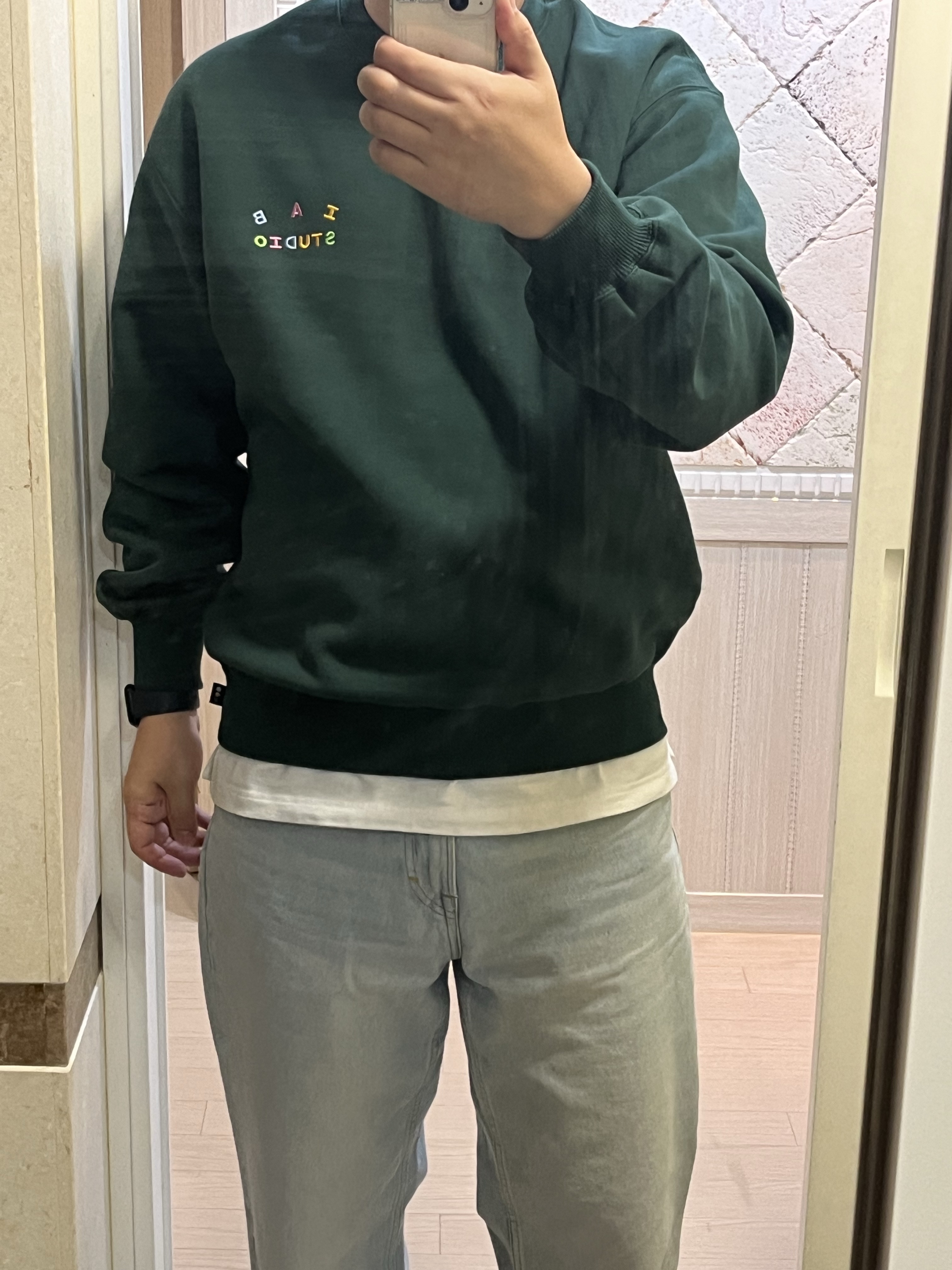IAB Studio IAB Embroid Sweatshirt Green 착용 스타일