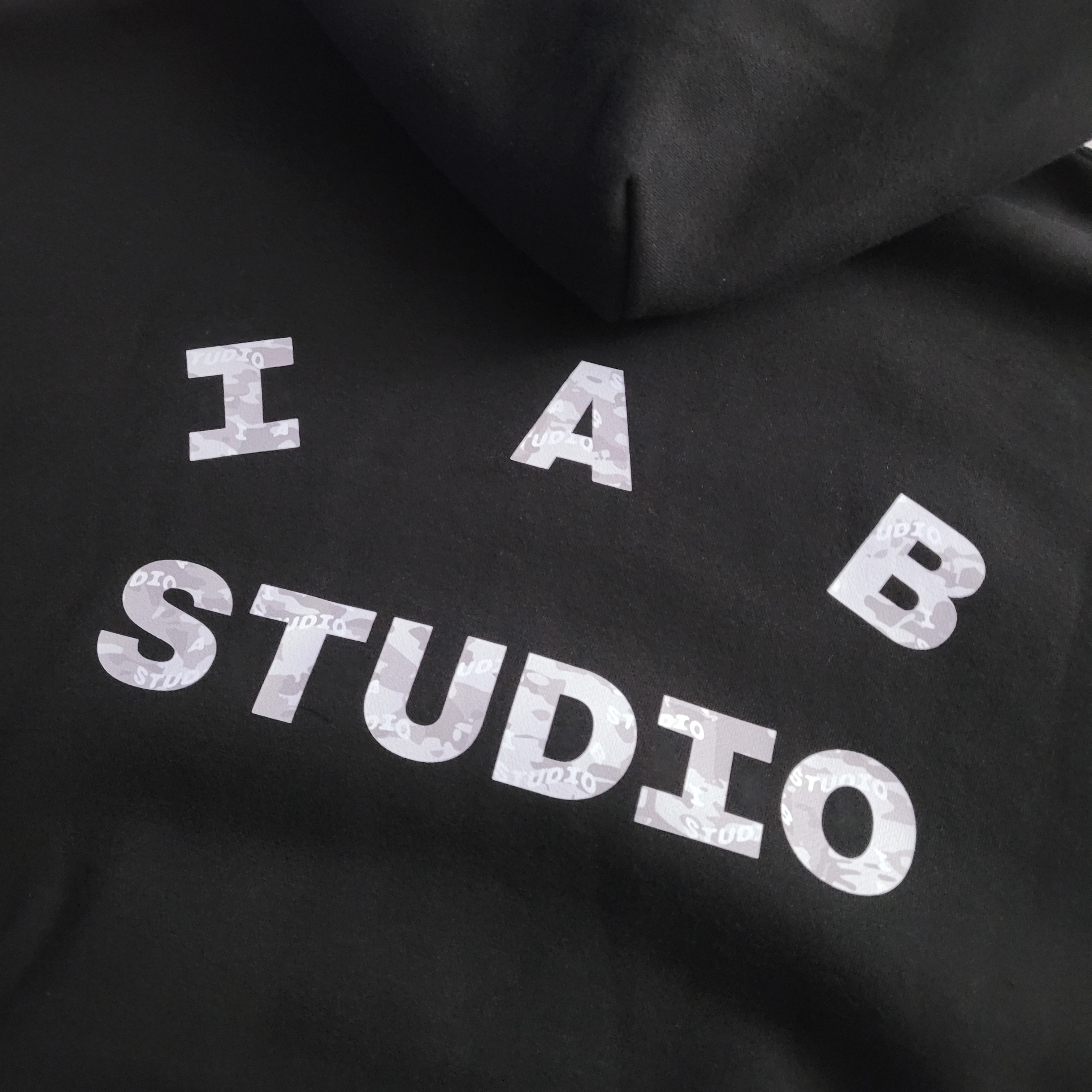 IAB Studio IAB Camo Logo Hoodie Black 착용 스타일 - 1