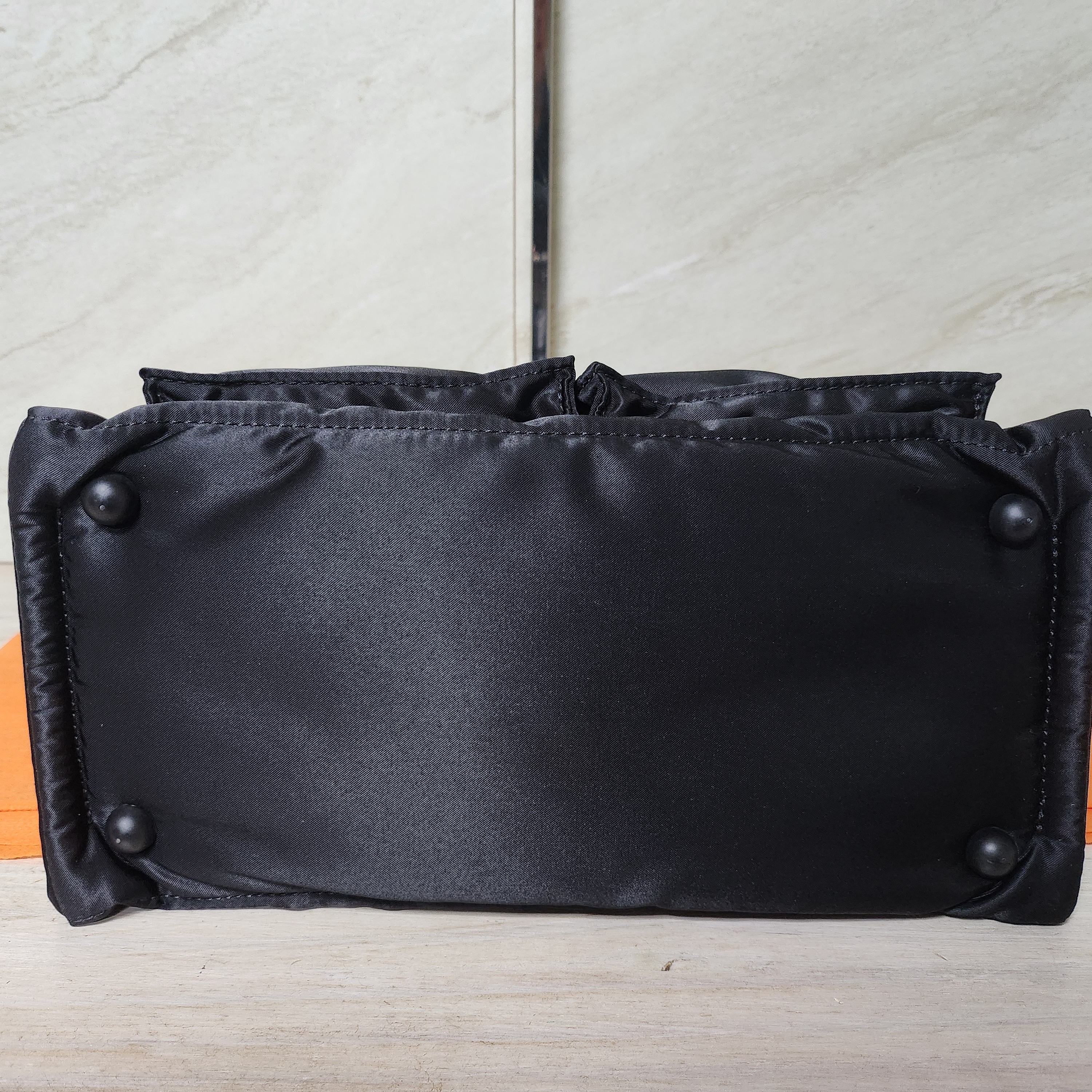 Porter All New Tanker Square Tote Bag Black 착용 스타일 - 3