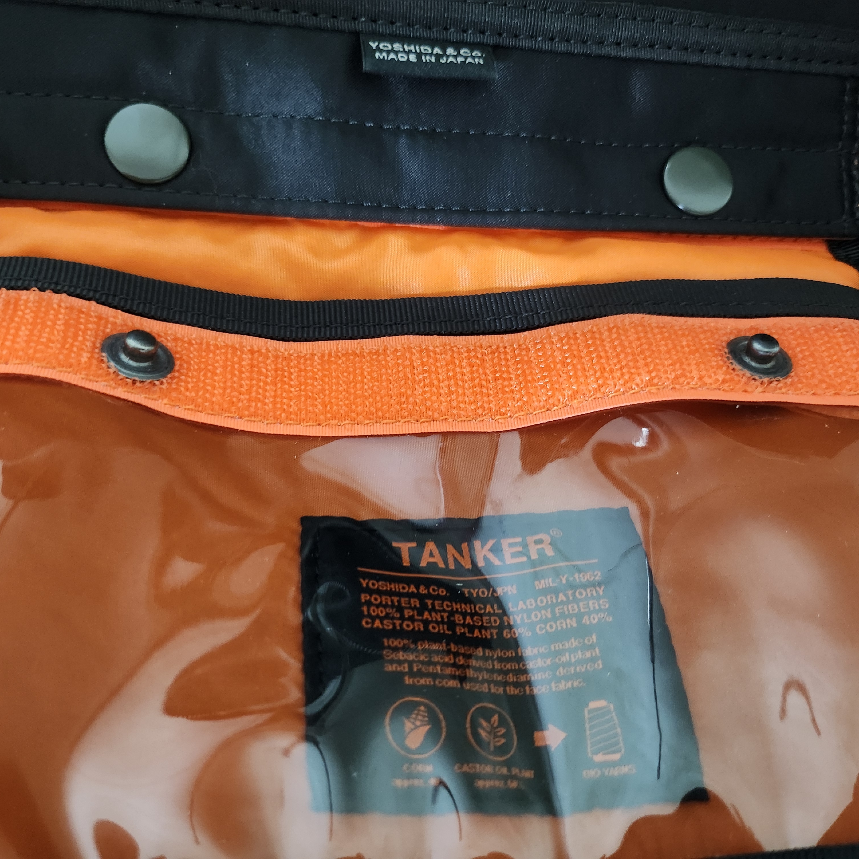 Porter All New Tanker Square Tote Bag Black 착용 스타일 - 7