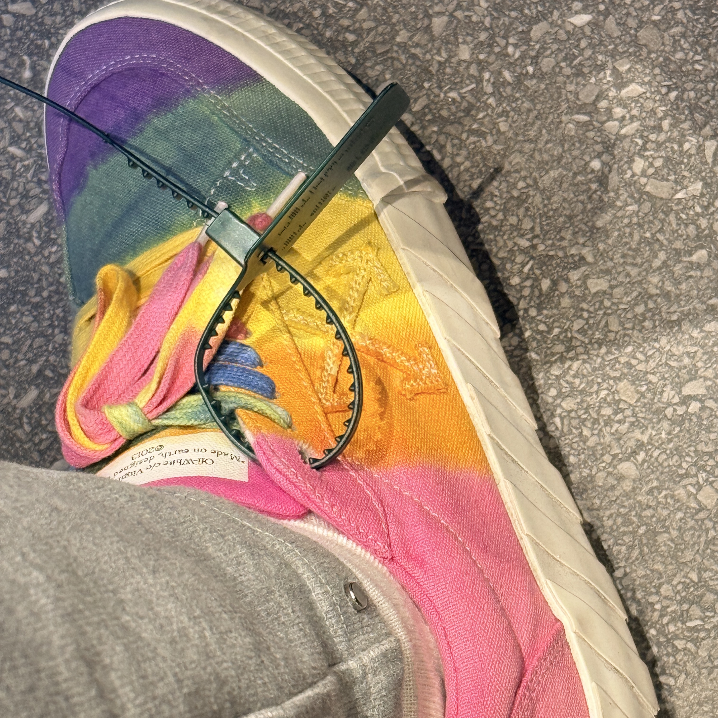 Off-White Arrow Low Vulcanized Canvas Sneakers Multicolor 착용 스타일 - 2