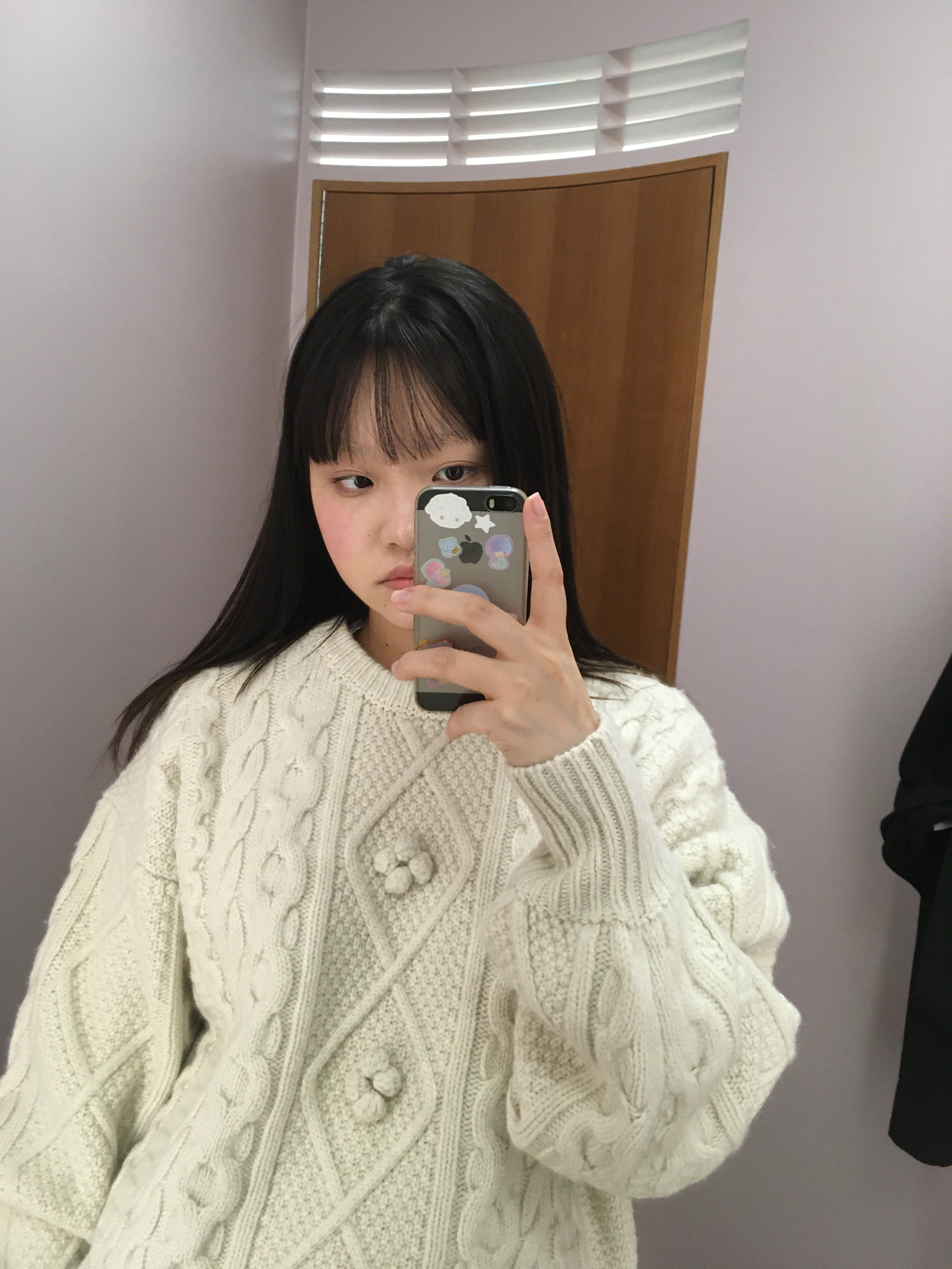COYSEIO Pompom Cable Knit Ivory 착용 스타일