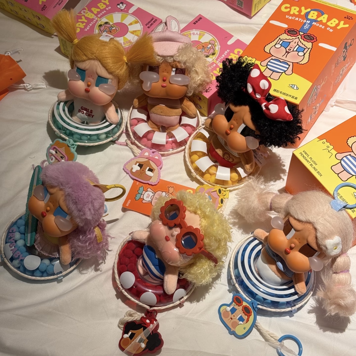 Pop Mart Crybaby Vacation Mode On Series Vinyl Plush Pendant Sealed Case (6 Blind Boxes), Pop Mart Crybaby Vacation Mode On Series Vinyl Plush Pendant Chilling on the Beach (Opened Case) 착용 스타일