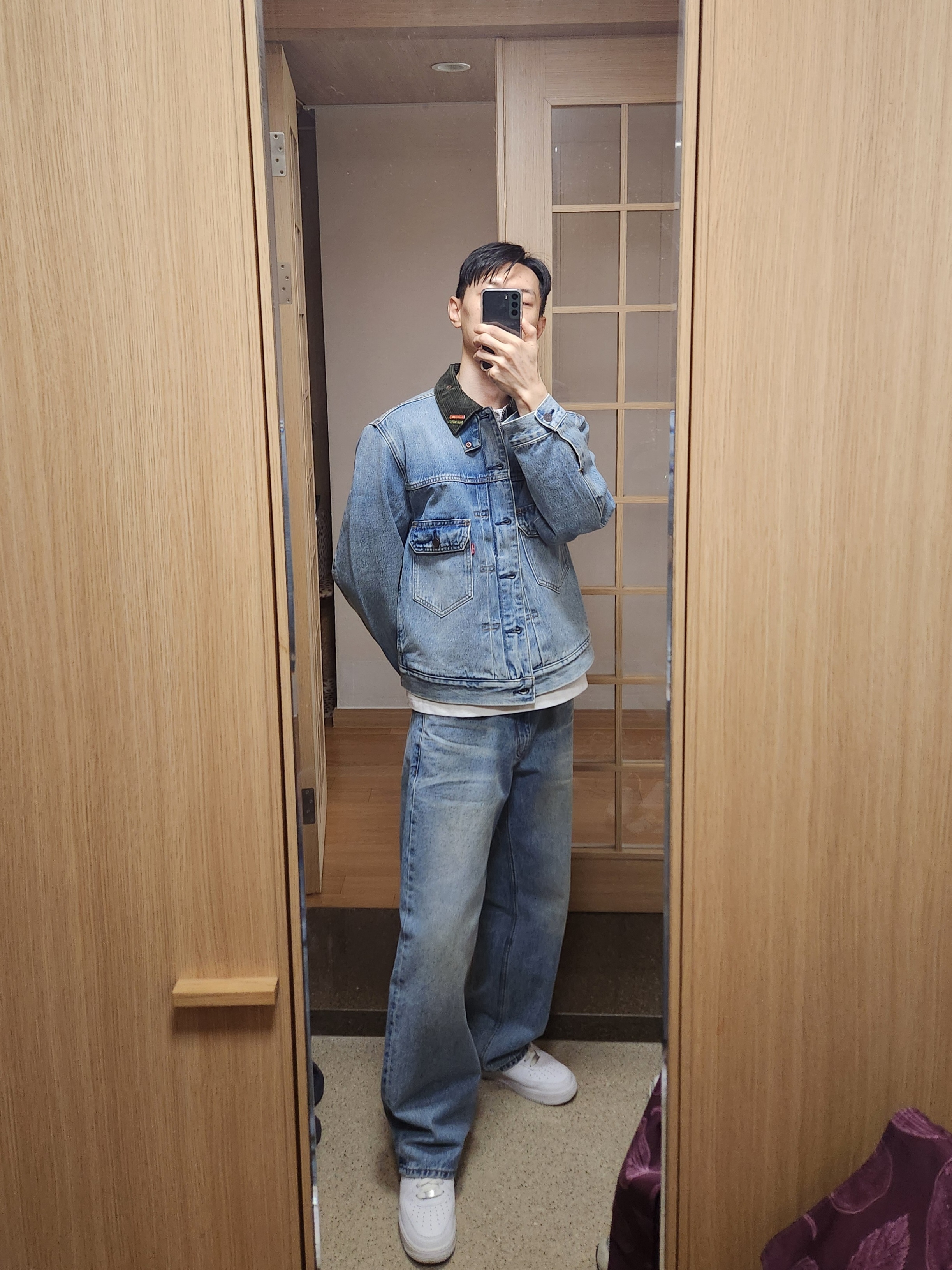 Levi's x Barbour Type II Trucker Jacket Vintage Washed Denim, Nike Air Force 1 '07 Low White 착용 스타일 - 1
