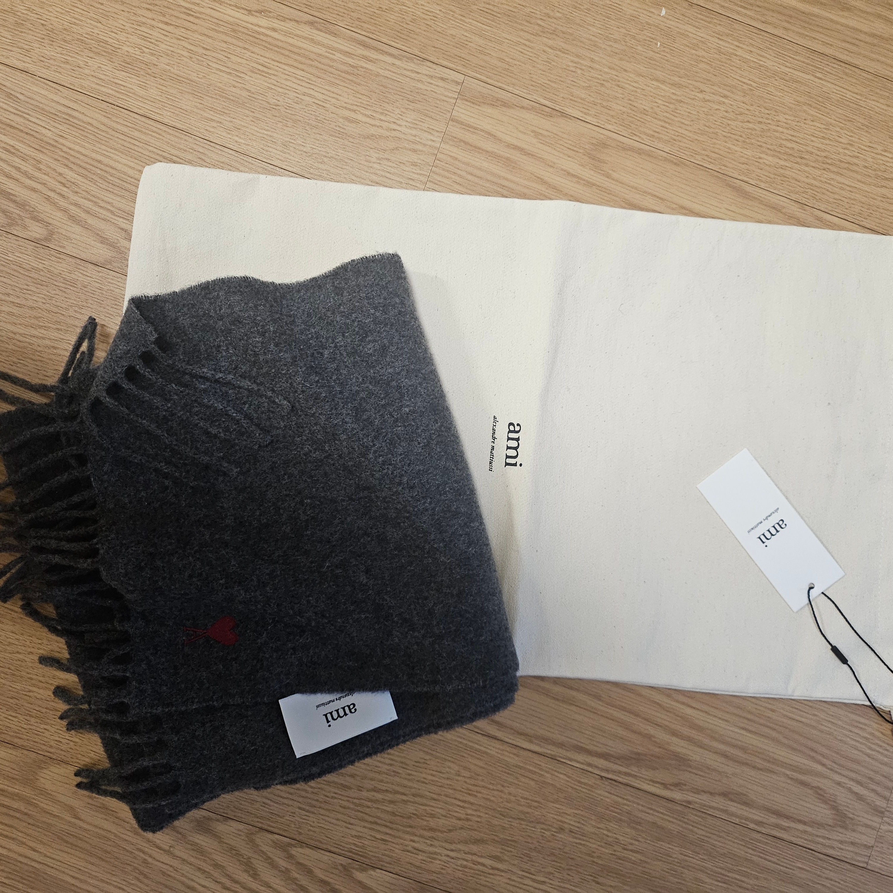 AMI de Coeur Muffler Dark Grey 착용 스타일