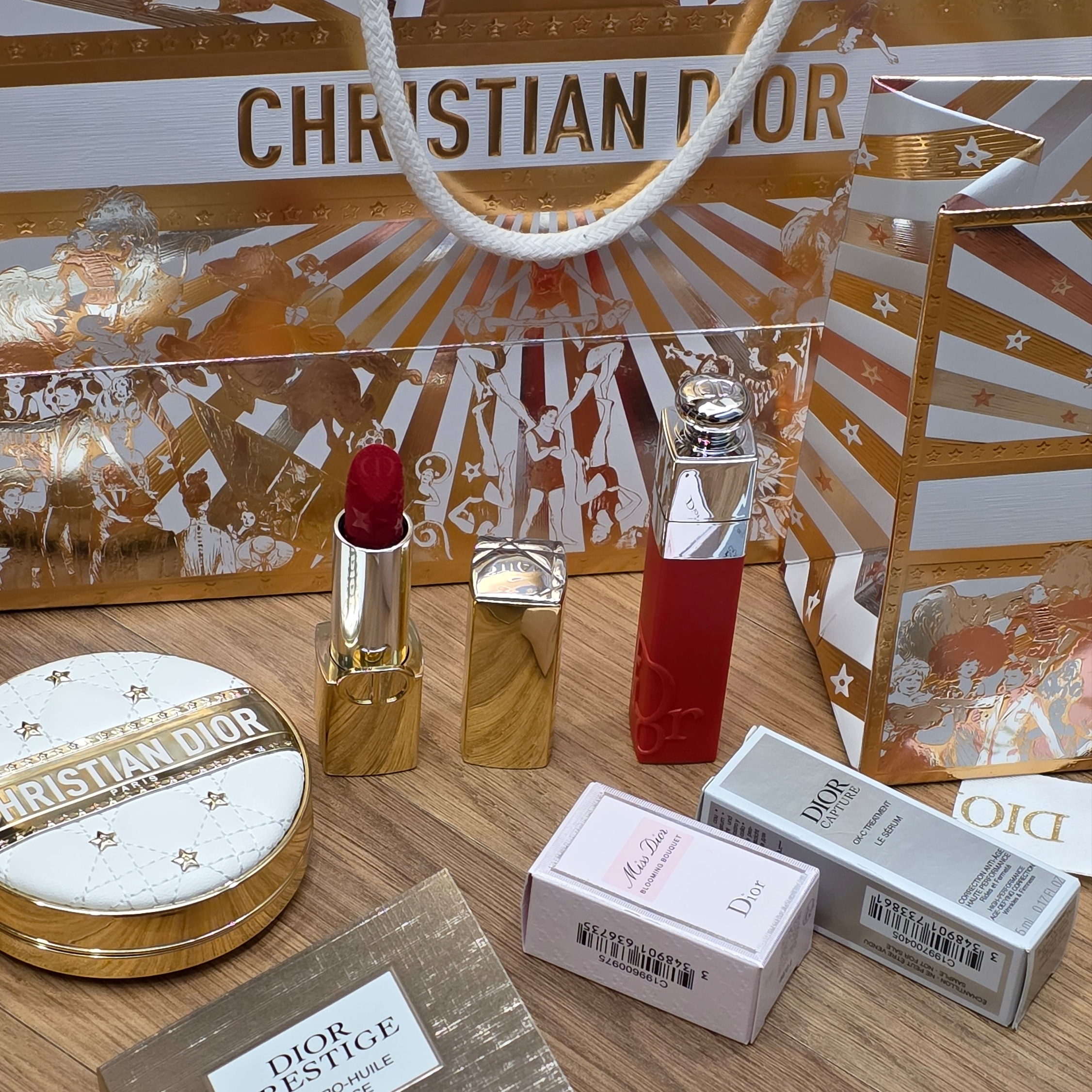 Dior Forever Cushion Case Dior Star, Dior Rouge Dior Lipstick Holiday Makeup Collection 999 Velvet 착용 스타일