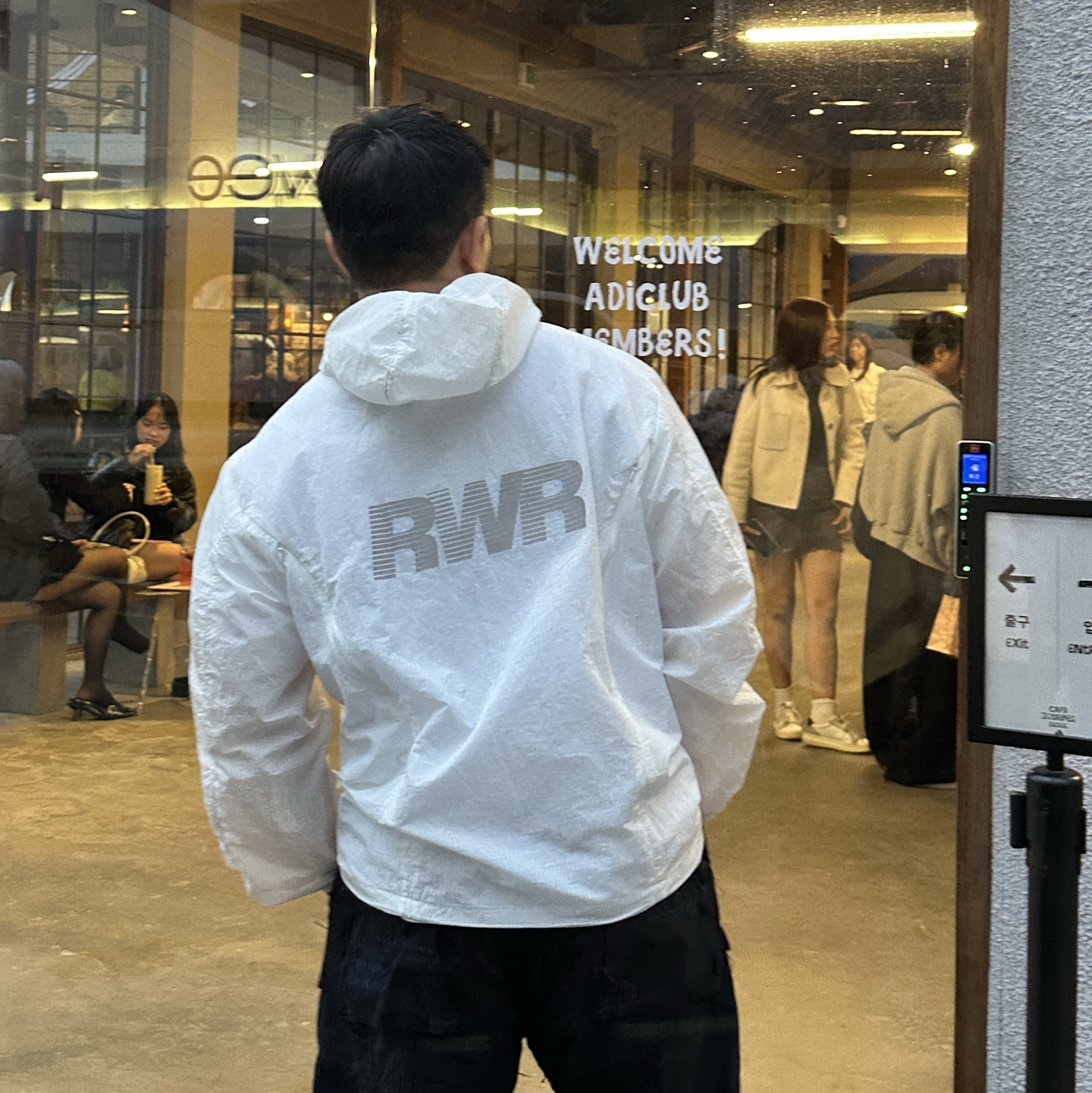 [KREAM 단독] runwhither Windbreaker Jacket V2 White 착용 스타일 - 2