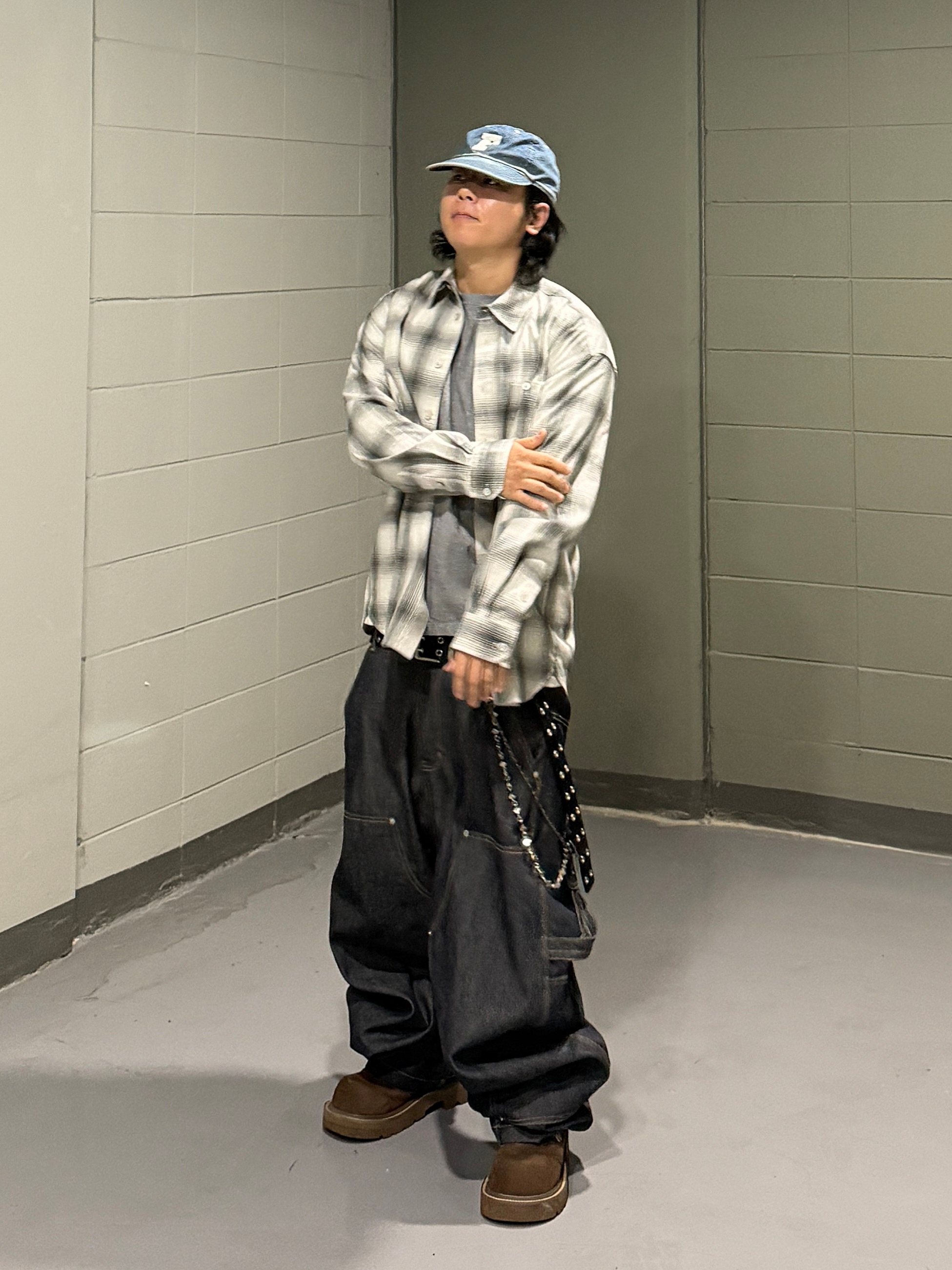 GRAILZ x KOIN SEOUL Carpenter Raw Denim Pants Indigo, Kamien x MJD Double Hole Belt Black Shearling Calfskin 착용 스타일 - 3