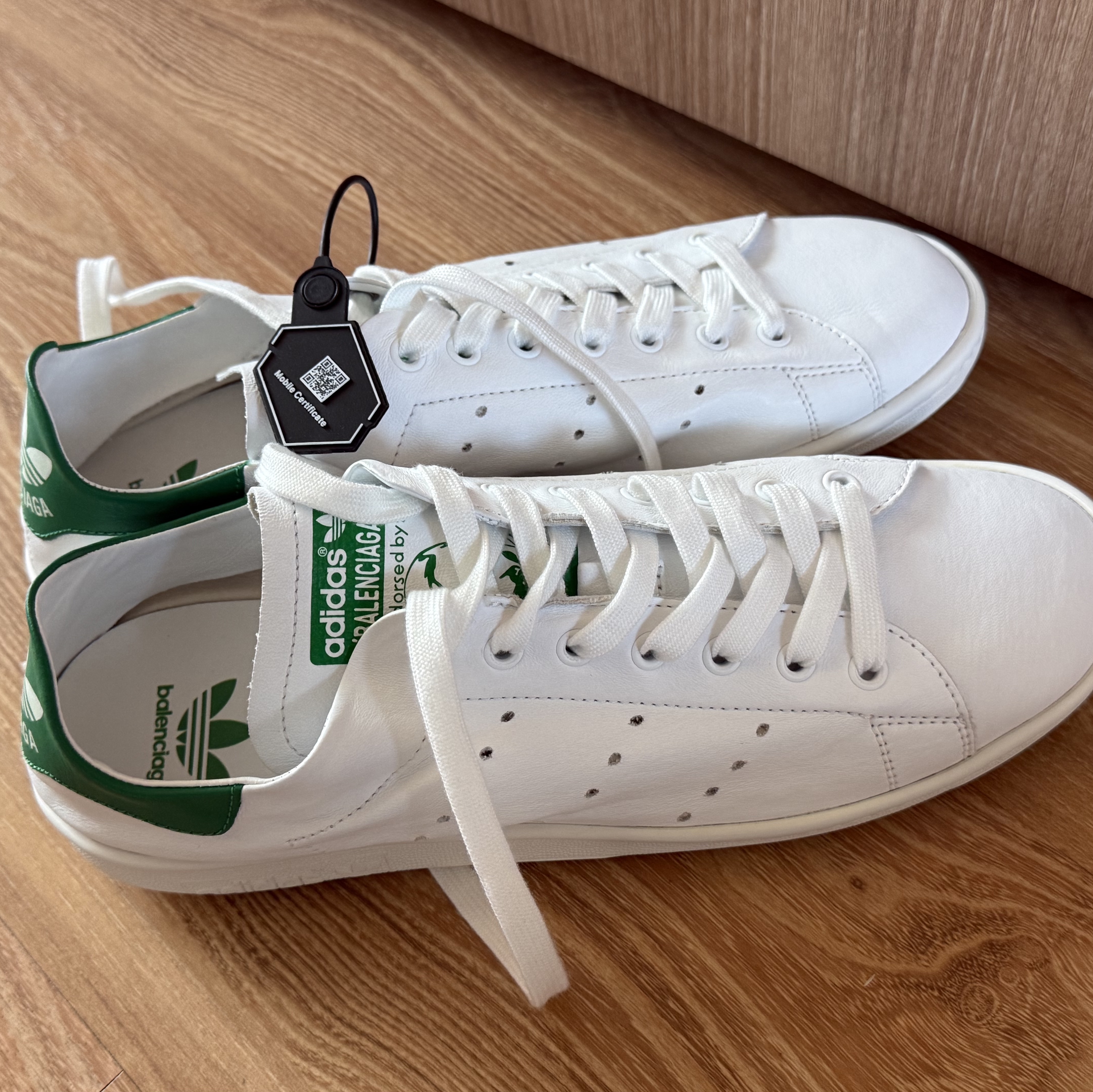 Balenciaga x Adidas Stan Smith Core White Green 착용 스타일 - 1
