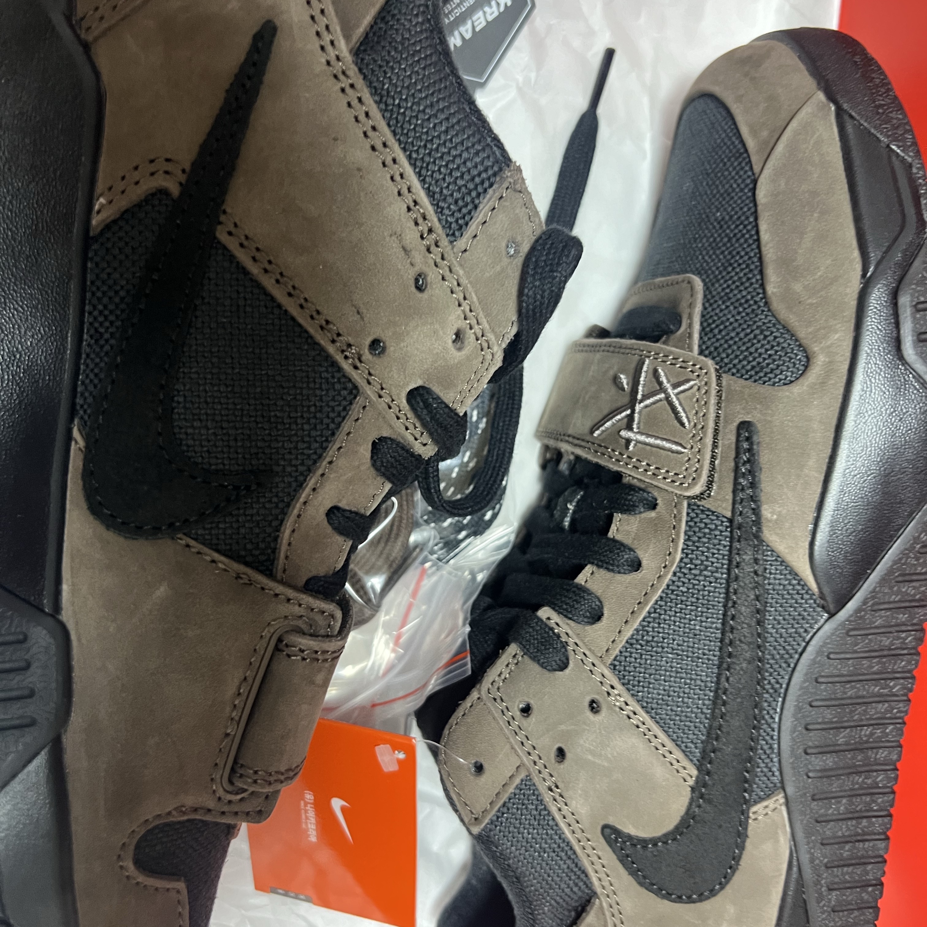 Jordan x Travis Scott Jumpman Jack TR Black and Dark Mocha 착용 스타일 - 2