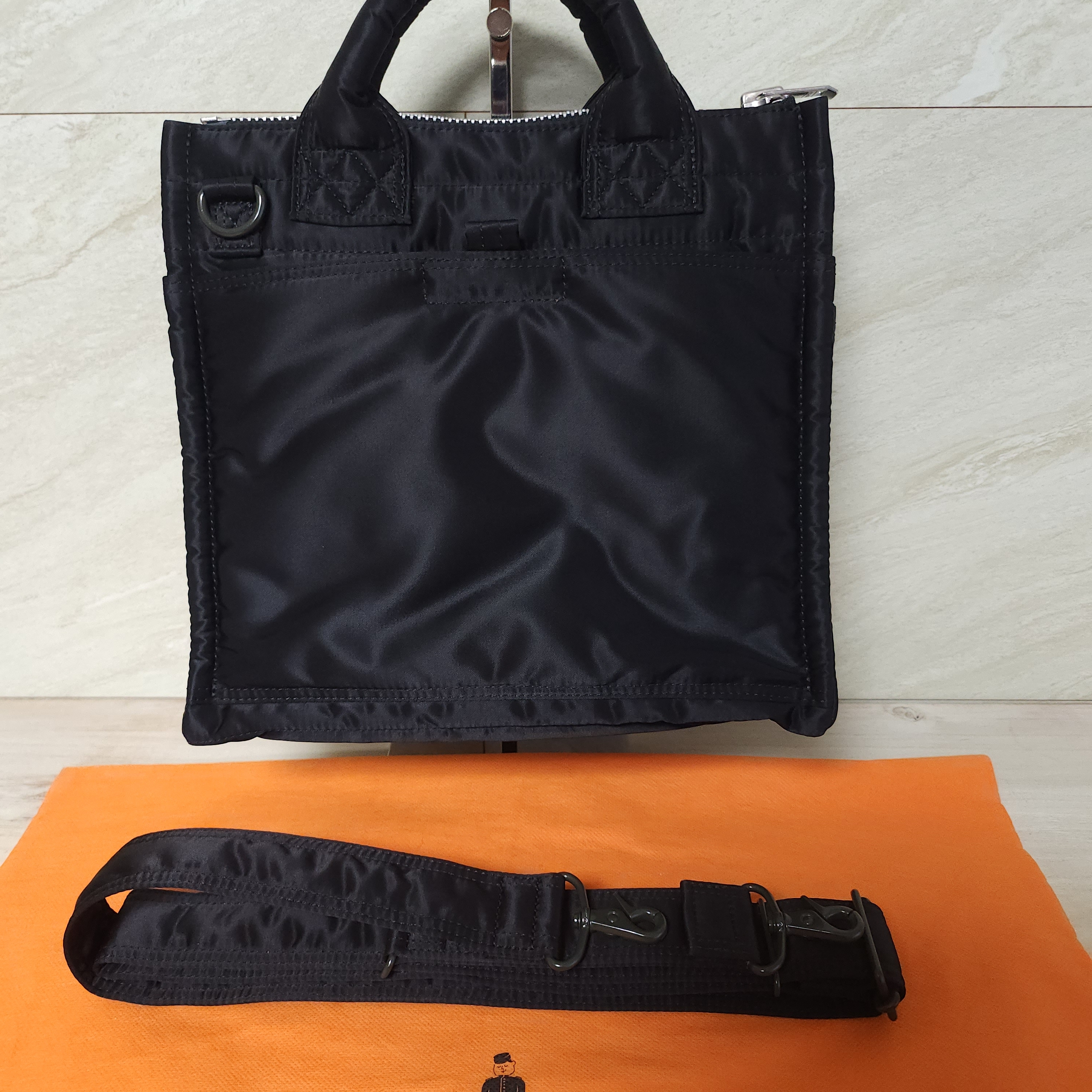 Porter All New Tanker Square Tote Bag Black 착용 스타일 - 2