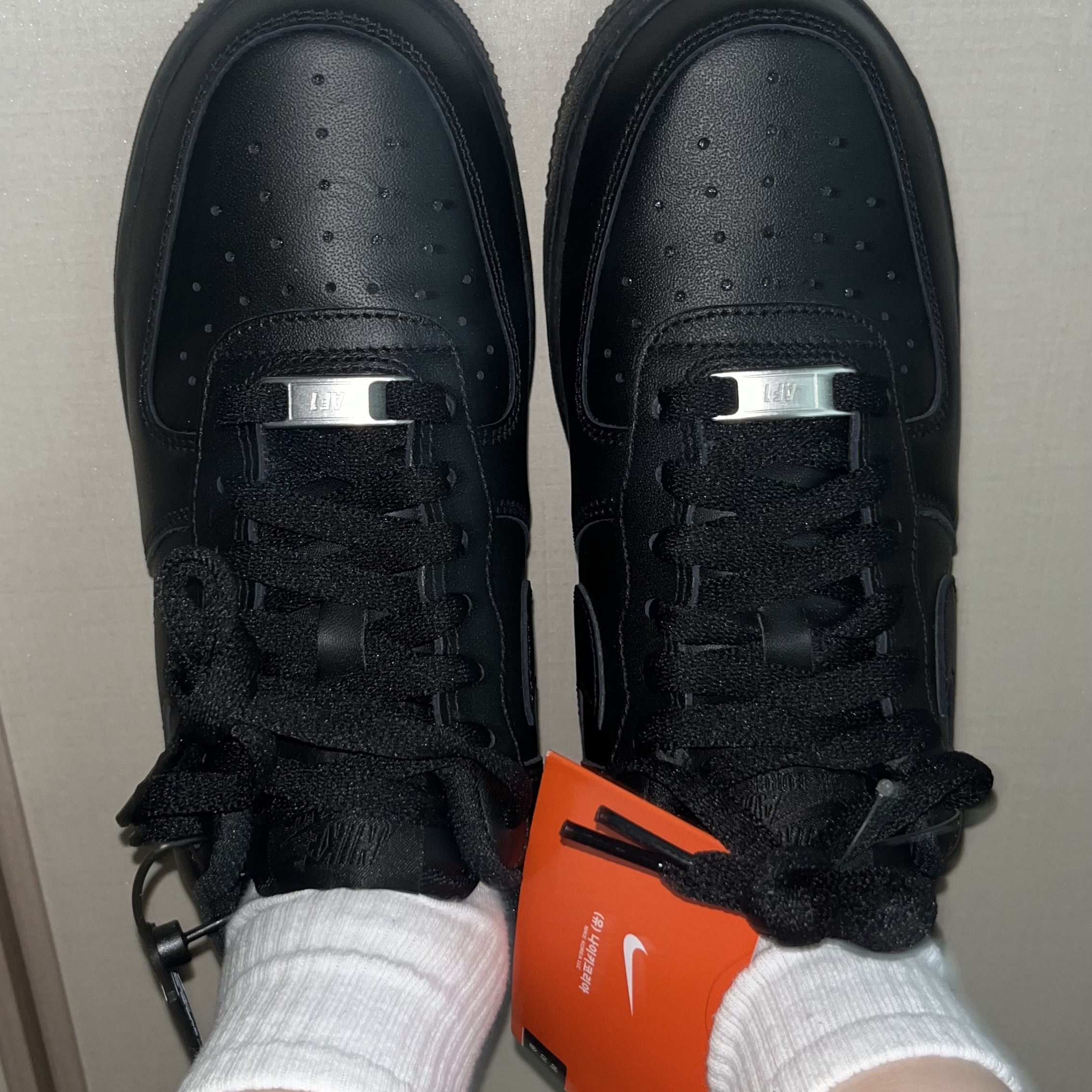 Nike Air Force 1 '07 Low Triple Black 착용 스타일
