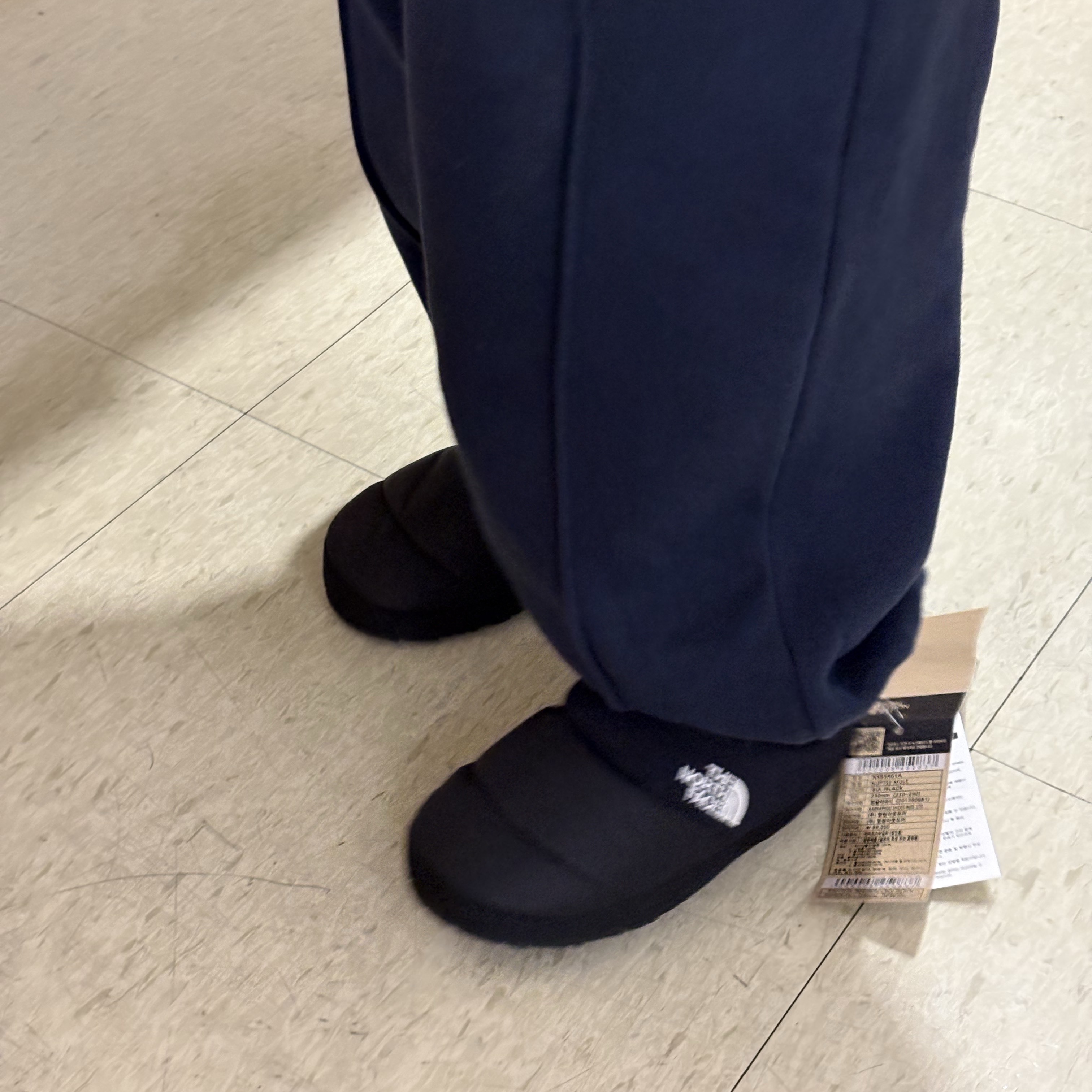 The North Face Nuptse Mule Black 착용 스타일