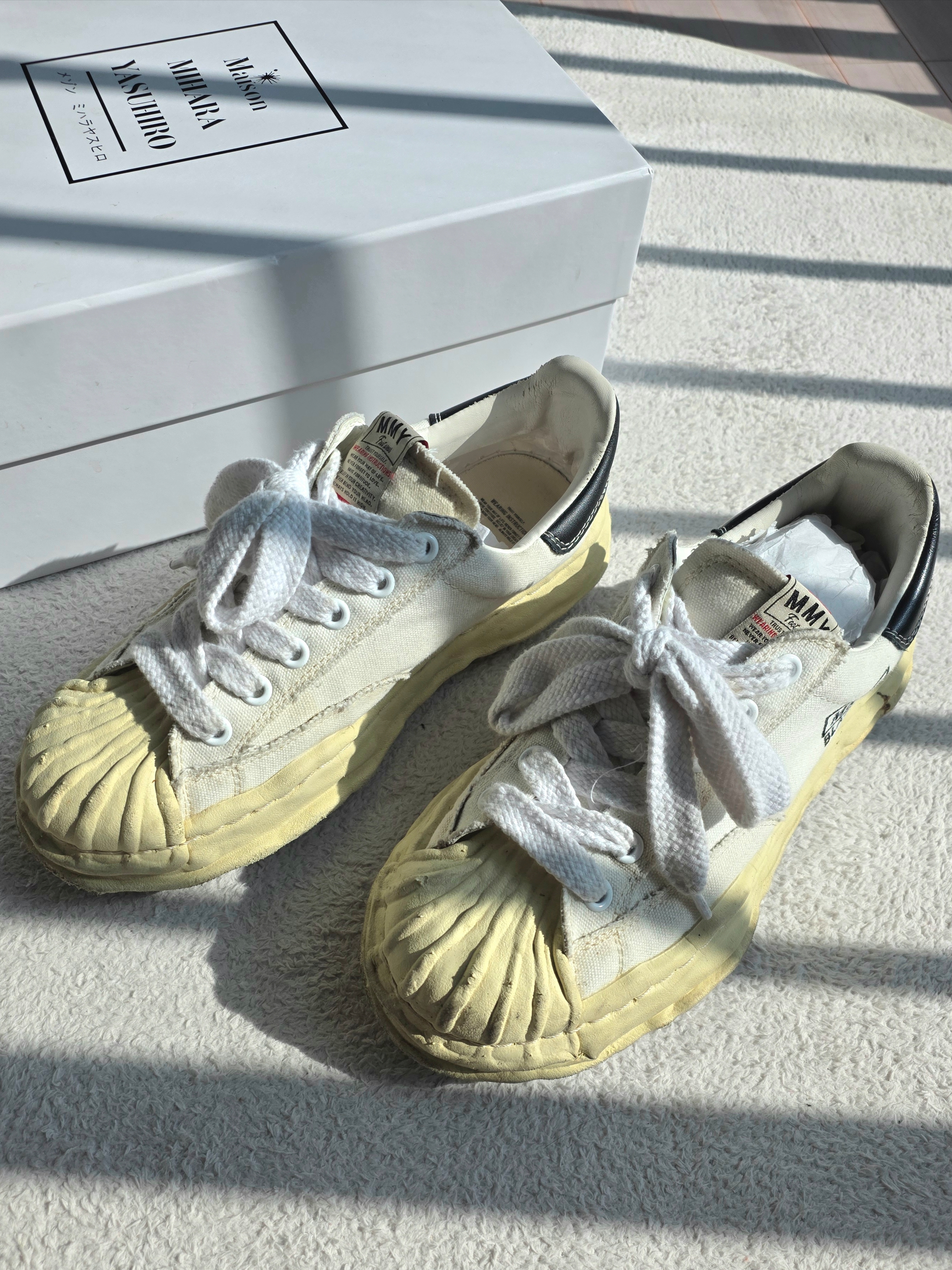 Maison Mihara Yasuhiro Blakey VL OG Sole Canvas Low-top Sneakers White 착용 스타일