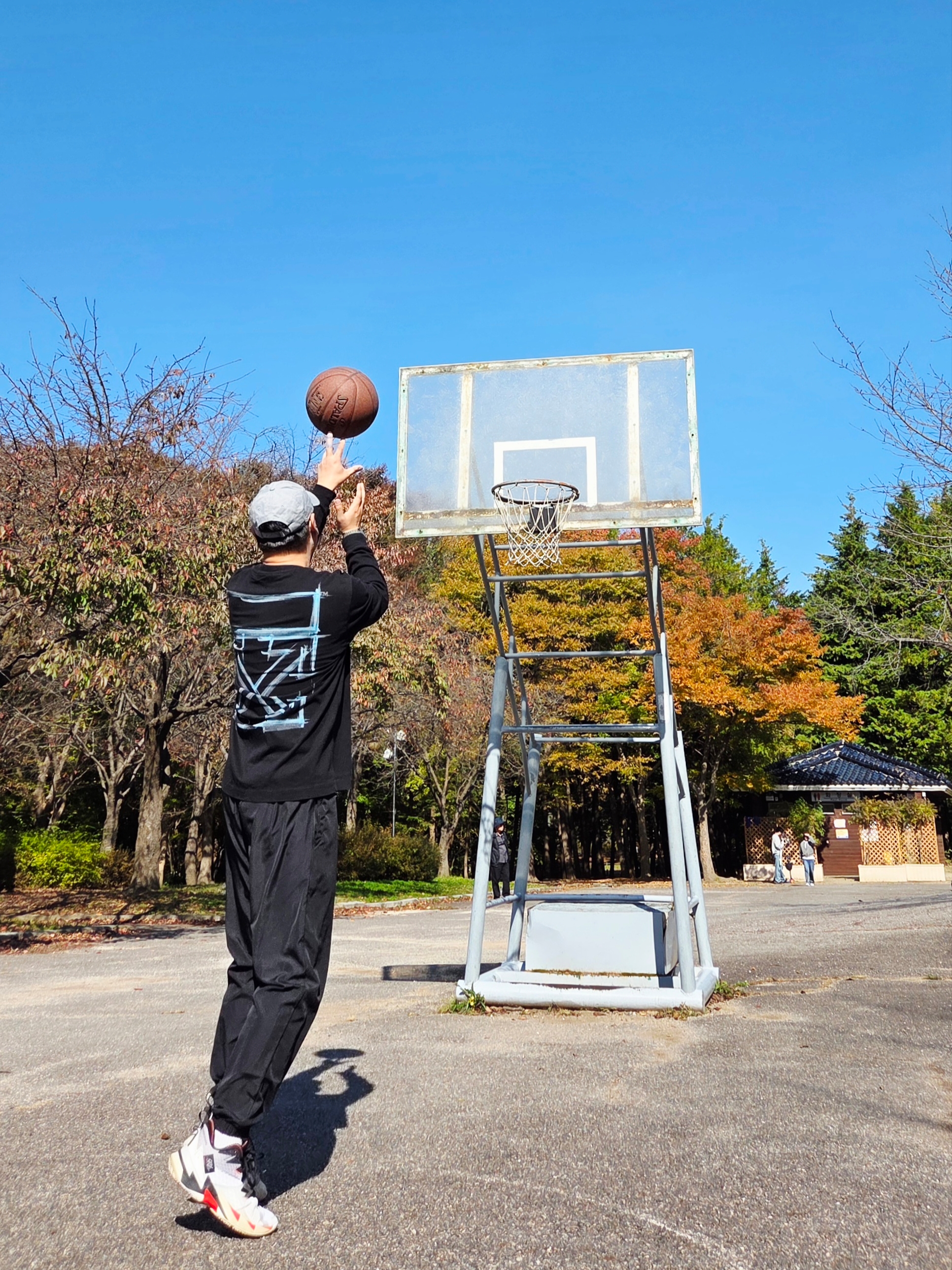 Off-White Marker Arrow Skate L/S T-Shirt Black, Nike Heritage 86 Futura Washed Cap Particle Grey 착용 스타일