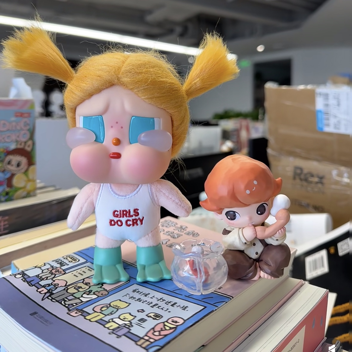 Pop Mart Crybaby Vacation Mode On Series Vinyl Plush Pendant Sealed Case (6 Blind Boxes), Pop Mart Crybaby Vacation Mode On Series Vinyl Plush Pendant Glug-Glug (Opened Case) 착용 스타일