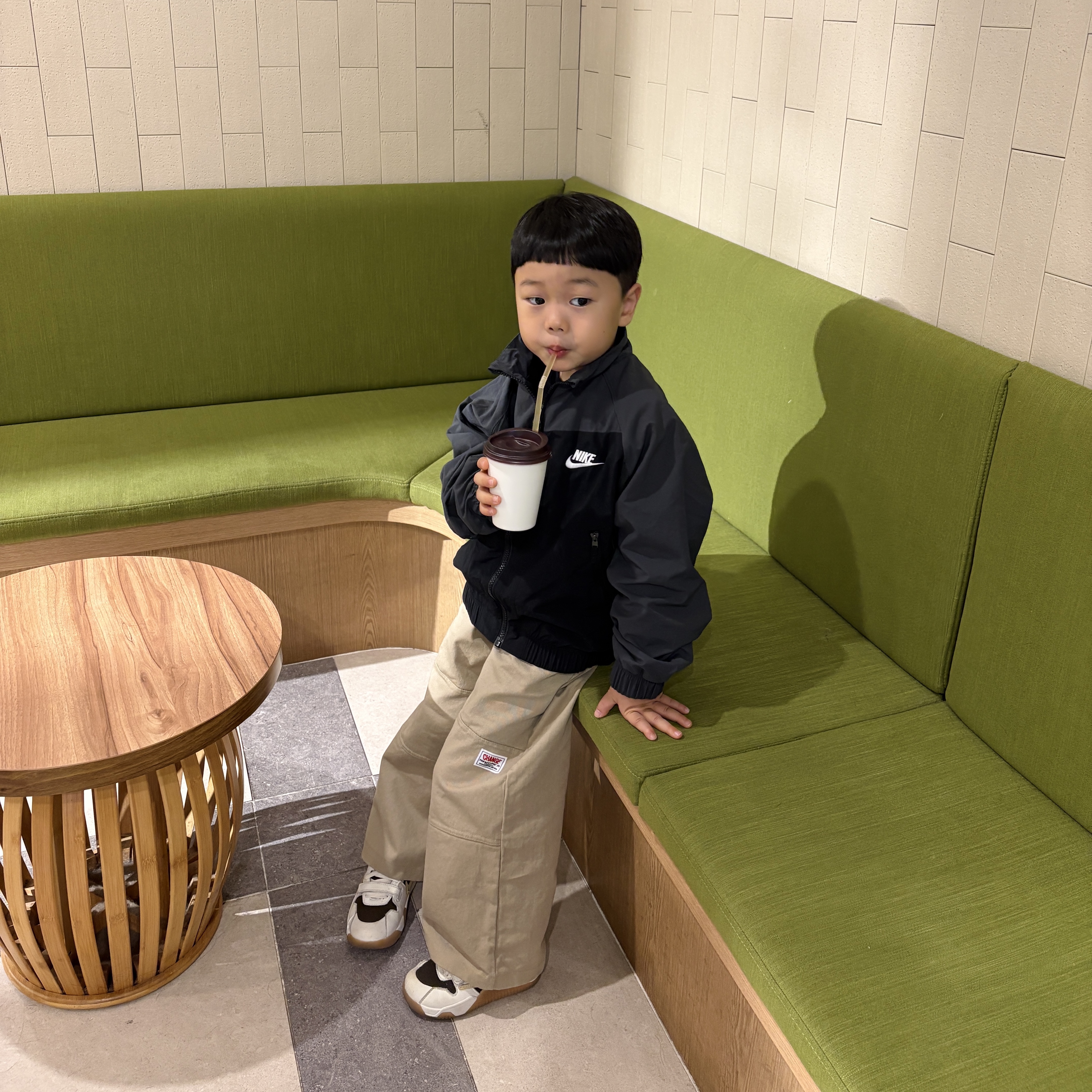 (Kids) Nike NSW Amplify Woven Full Zip Jacket Black Dark Smoke Grey, (TD) Jordan x Travis Scott Jumpman Jack TR Sail and Dark Mocha 착용 스타일 - 4