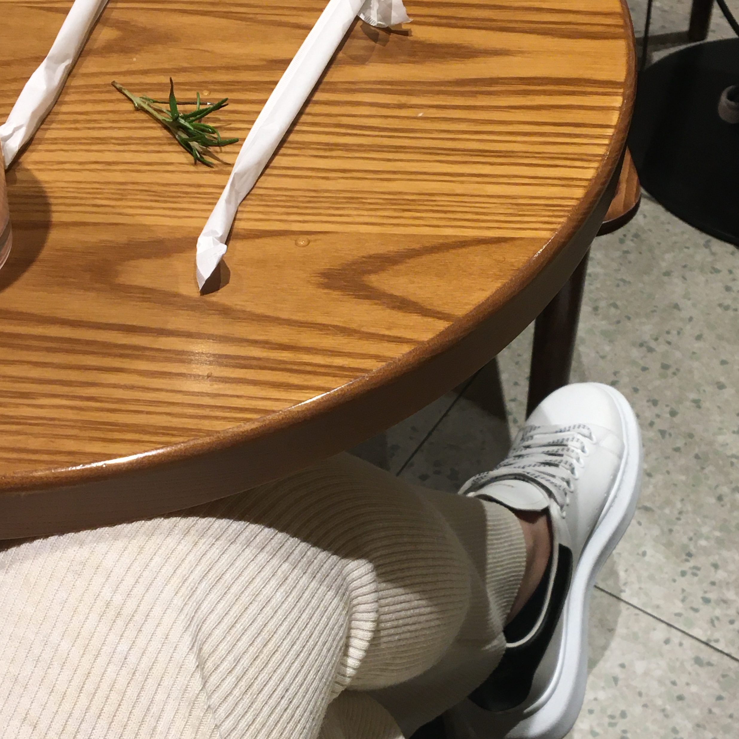 Casetify iPhone MagSafe Ripple Case Periwinkle, (W) Alexander McQueen Oversized Sneakers White Black 착용 스타일 - 2