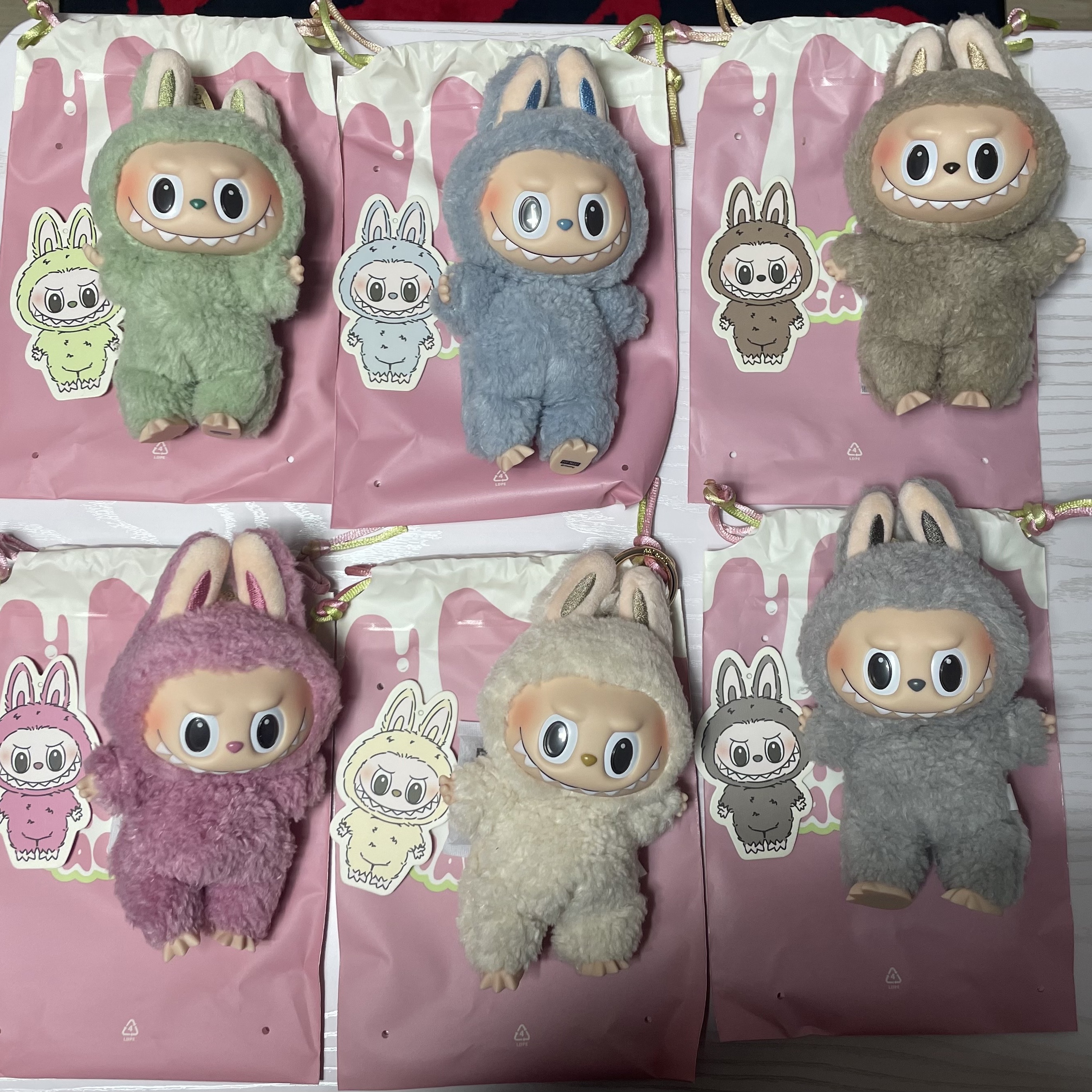Pop Mart The Monsters Labubu Tasty Macarons Series Sealed Case (6 Blind Boxes) 착용 스타일