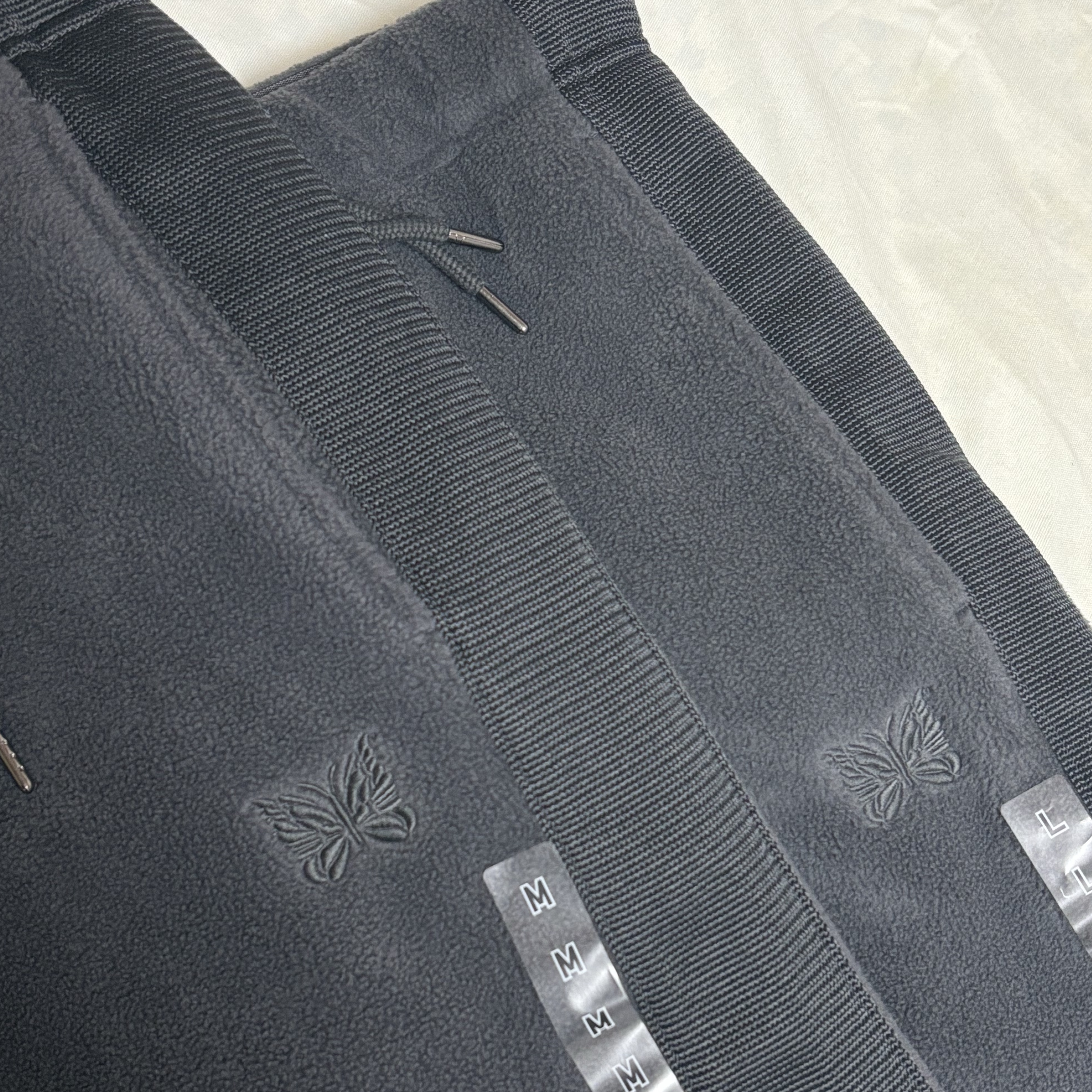 Uniqlo x Needles Fleece Wide Pants Dark Gray - KR 착용 스타일