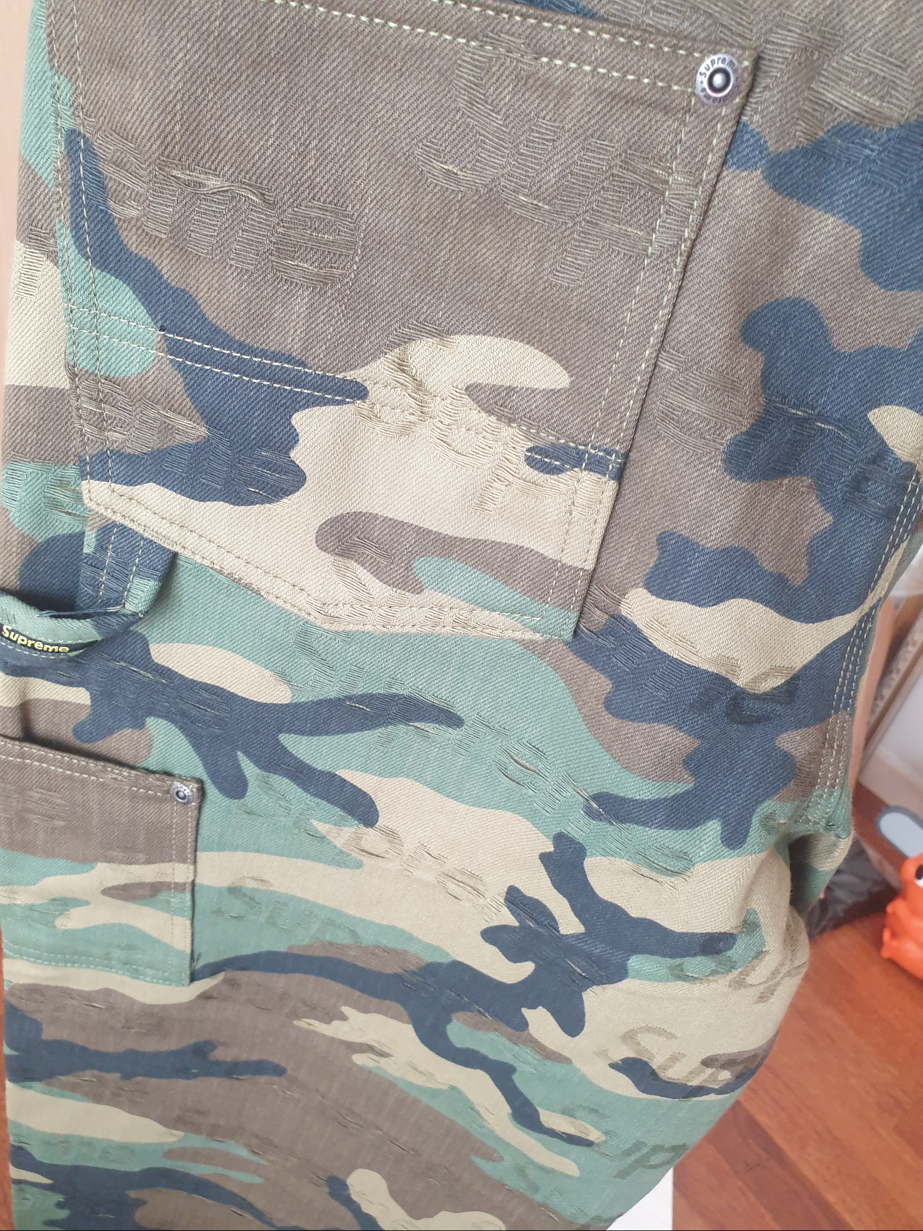 Supreme Jacquard Logos Double Knee Denim Painter Jean Woodland Camo - 25FW 착용 스타일