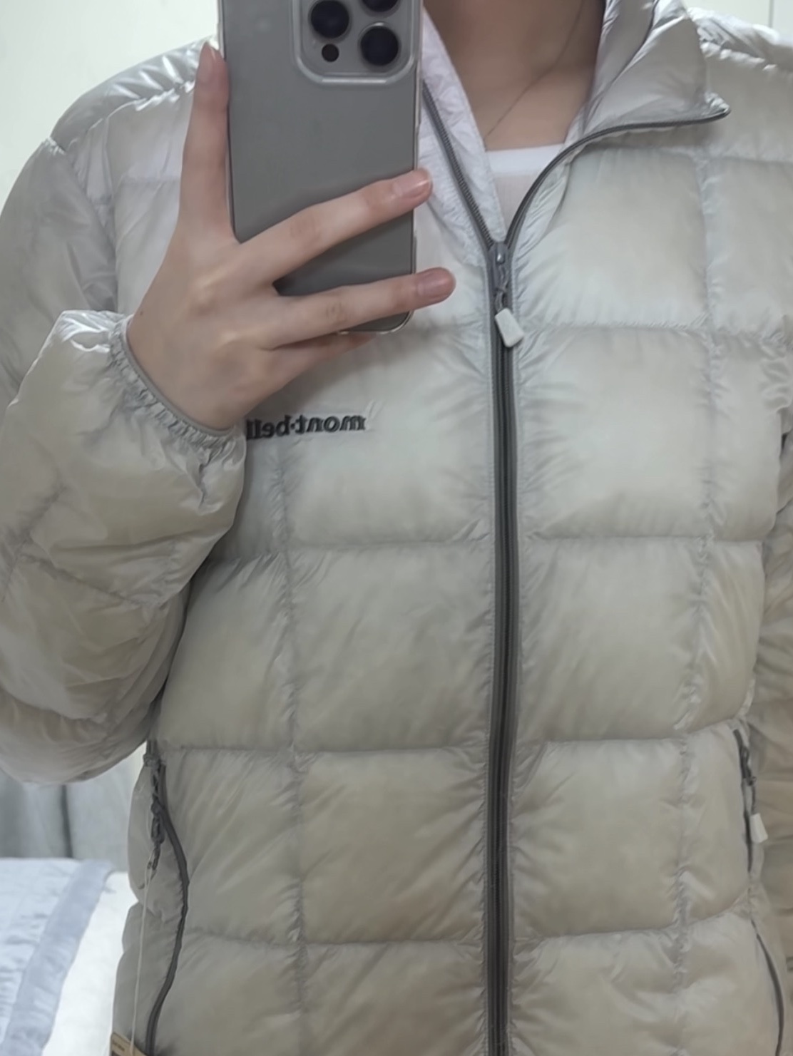 Montbell Superior Down Jacket Light Gray, Apple iPhone 16 Pro 128GB Natural Titanium (Korean Ver.) 착용 스타일 - 1