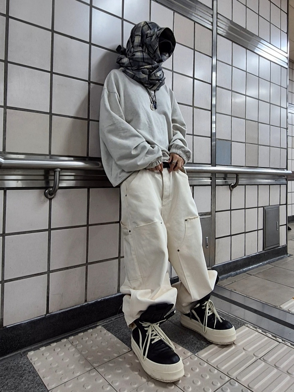Undermycar Mu.140 Combi Crop Collar Sweatshirt Oatmeal 착용 스타일