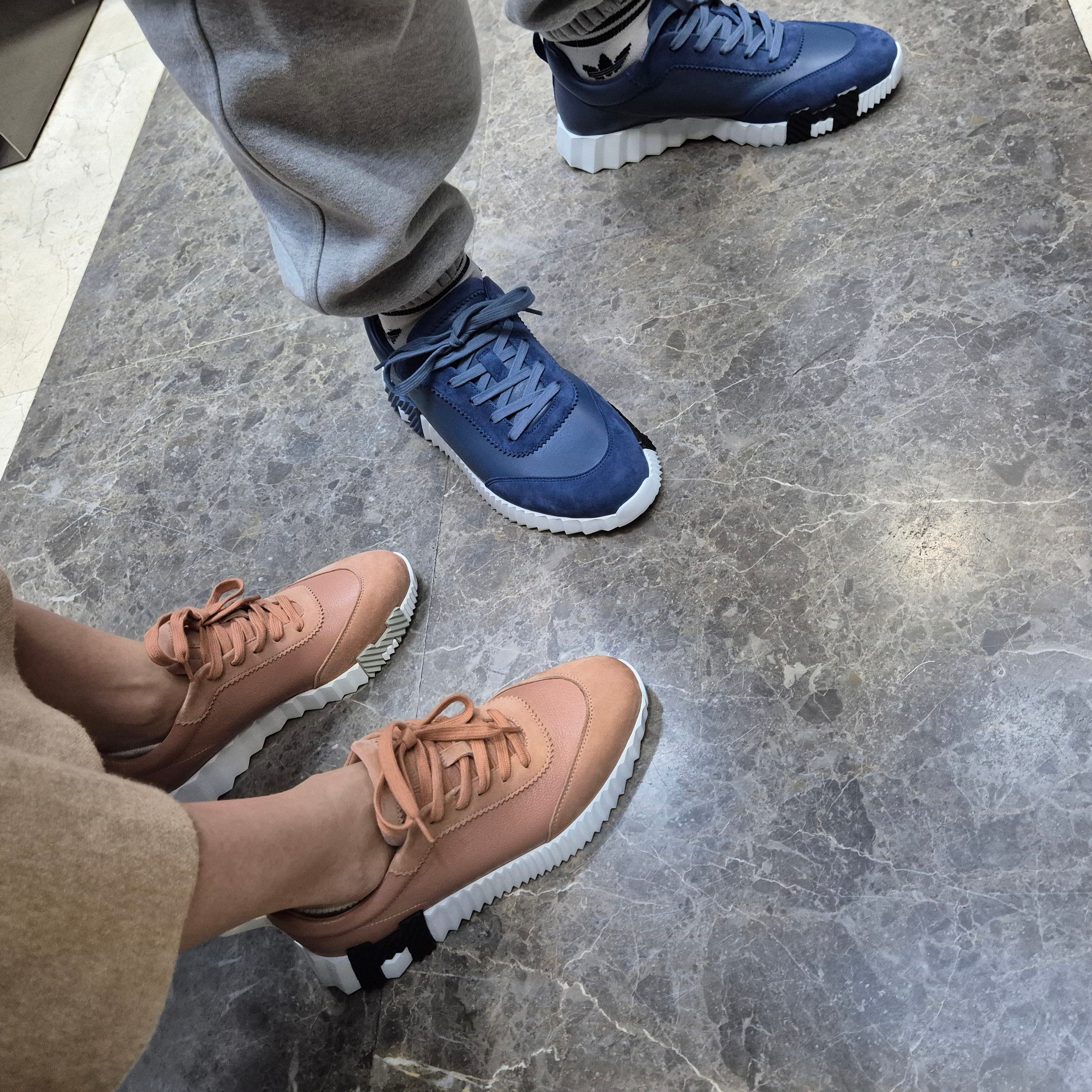 (W) Hermes Bouncing Sneakers Sport Suede Goatskin & Nude, Hermes Bouncing Sneakers Calfskin Suede Goatskin & Bleu Celeste 착용 스타일 - 1