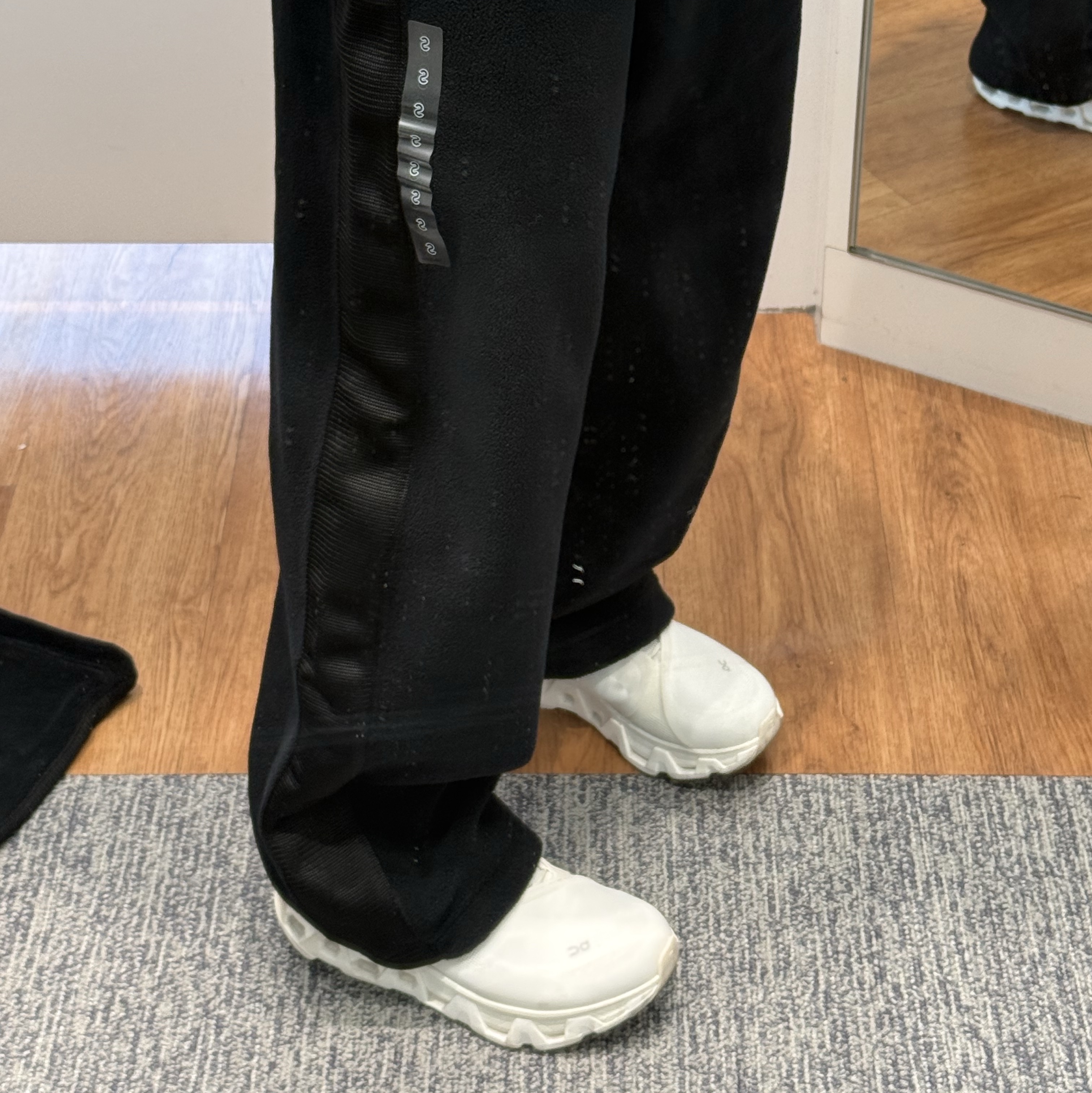 Uniqlo x Needles Fleece Wide Pants Black - KR, On Running x Post Archive Faction (Paf) Cloudmonster Hyper White 착용 스타일 - 2
