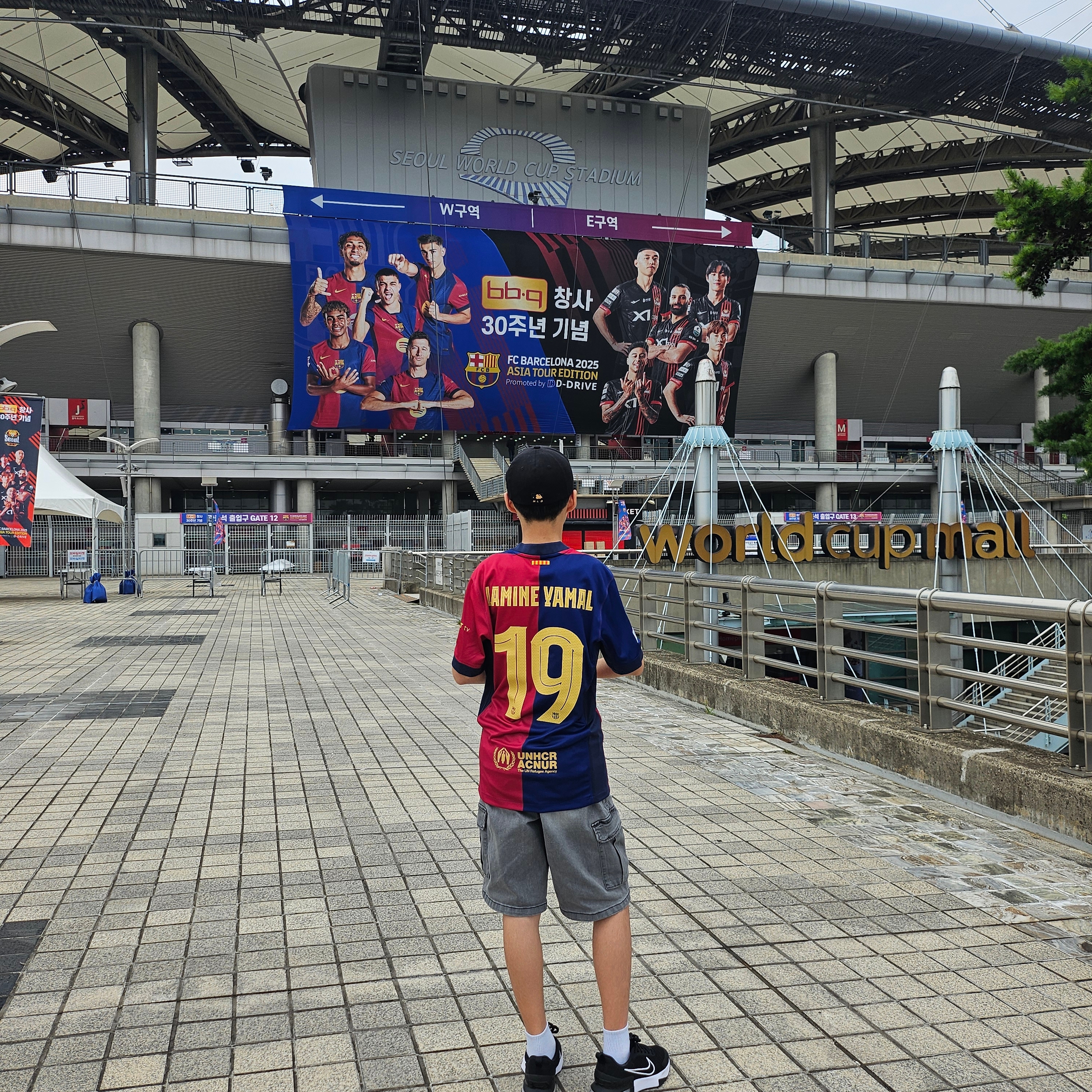 Nike FC Barcelona 2024/25 Dri-Fit Stadium Home Jersey Deep Royal Blue Noble Red (Non Marking Ver.) 착용 스타일 - 1
