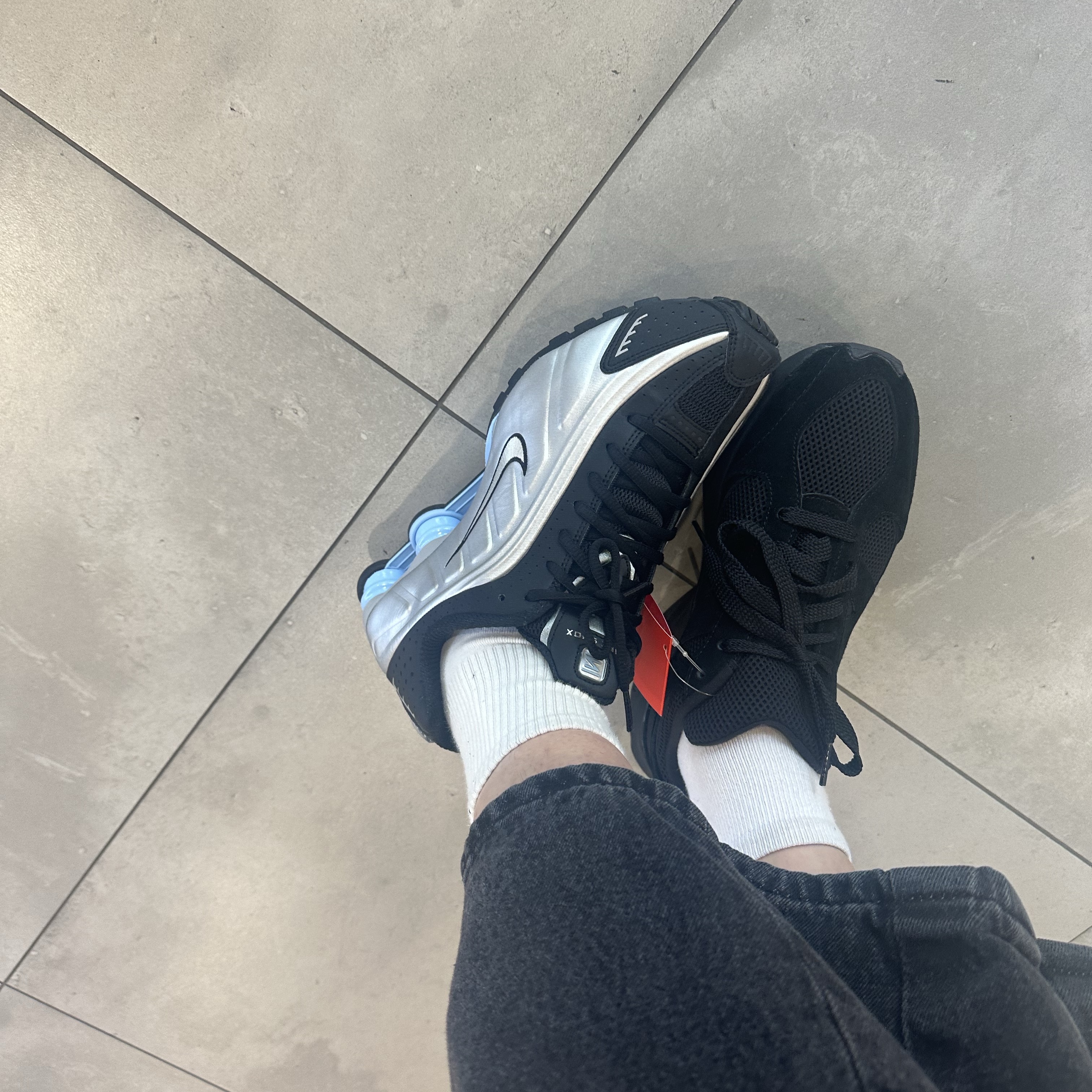 Nike Shox R4 Metallic Silver Black 착용 스타일