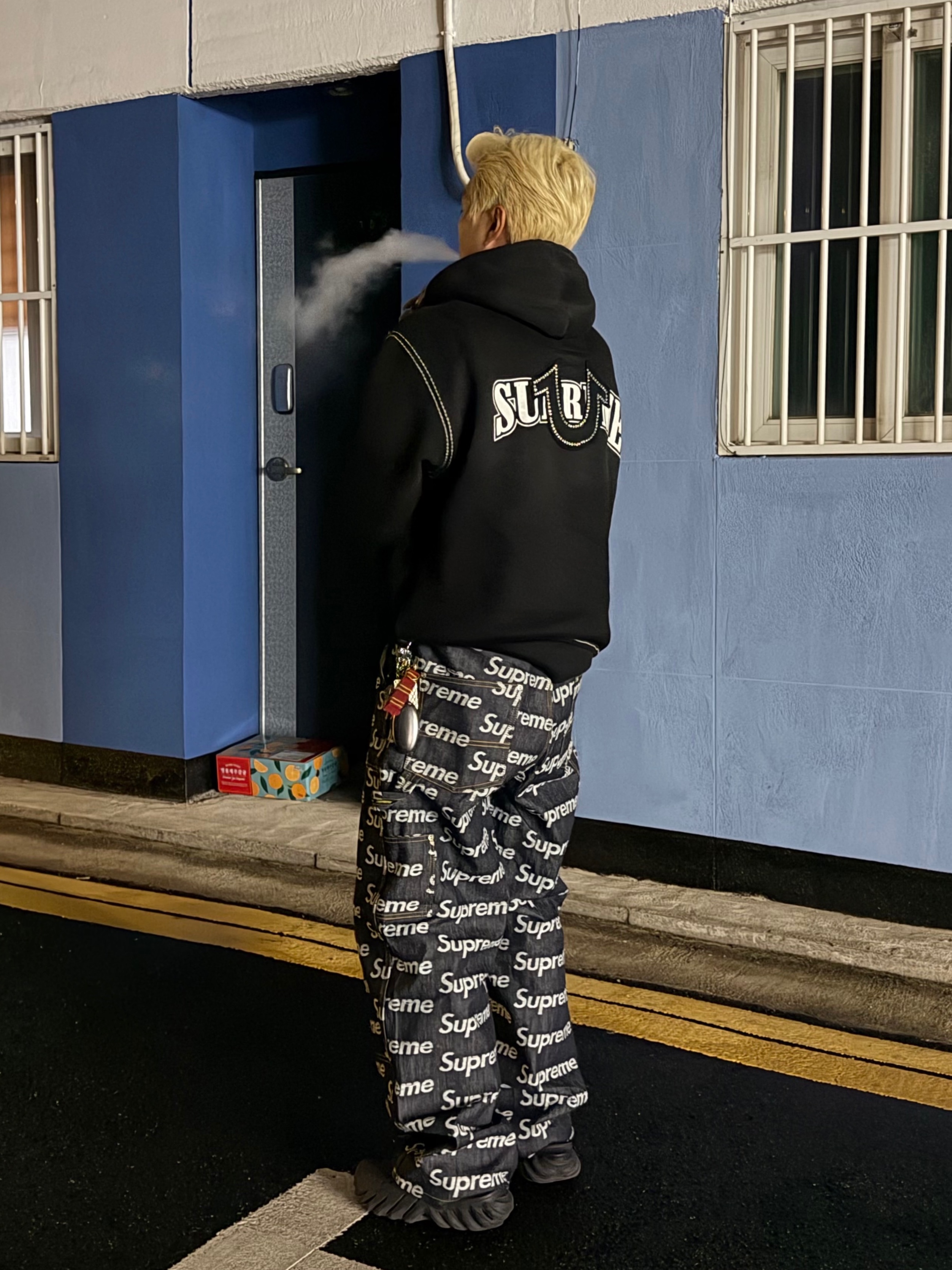 Supreme x True Religion Zip Up Hooded Sweatshirt Black - 22FW, Supreme Jacquard Logos Double Knee Denim Painter Jean Rigid Indigo - 25FW 착용 스타일