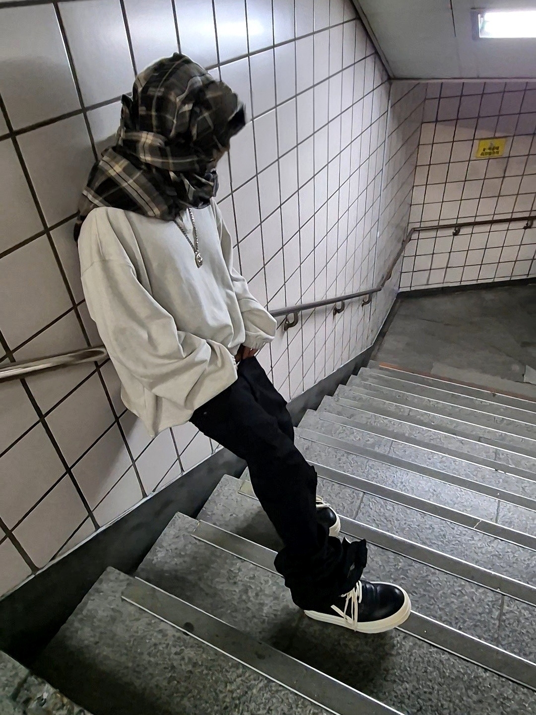 Undermycar Mu.140 Combi Crop Collar Sweatshirt Oatmeal 착용 스타일
