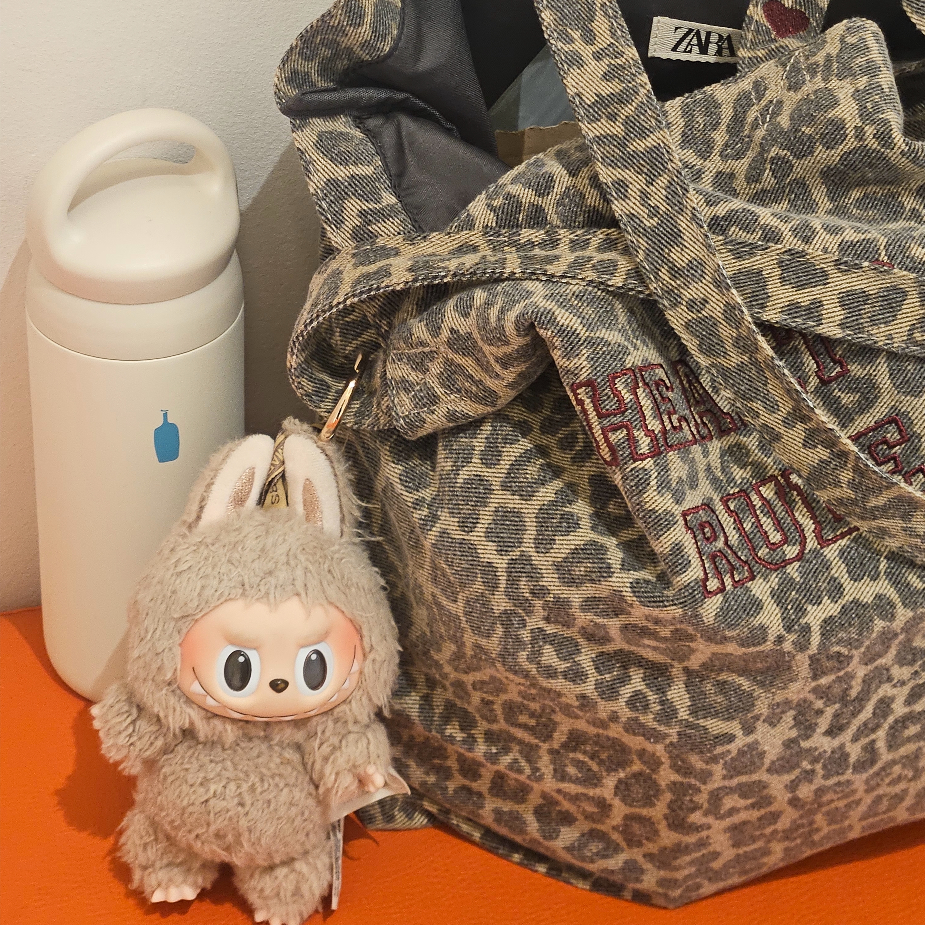 Human Made x Blue Bottle Coffee Day Off Tumbler White, Pop Mart Labubu The Monsters Labubu Tasty Macarons Series Toffe Keyring 착용 스타일 - 3