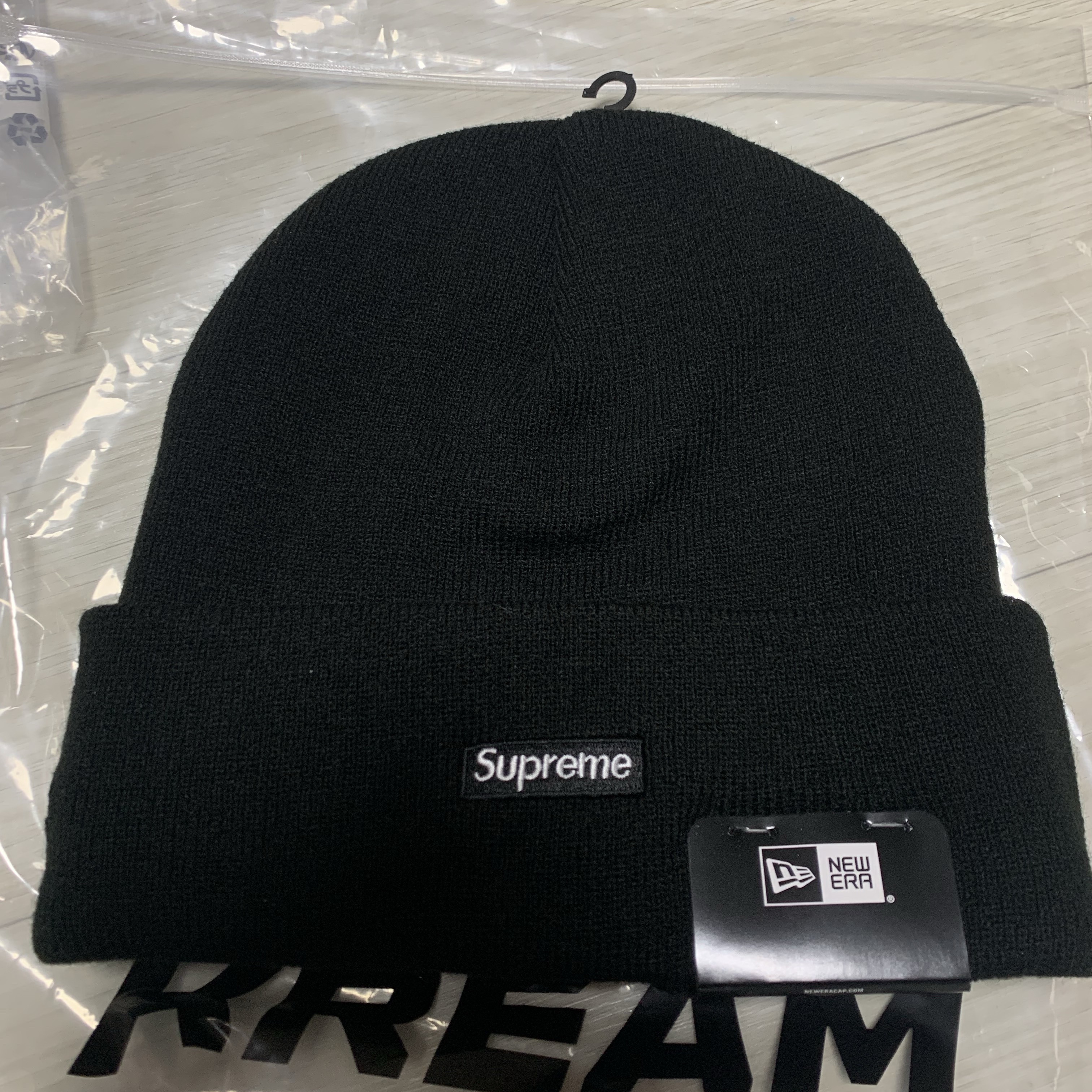 Supreme New Era Old English Beanie Black - 25FW 착용 스타일 - 2