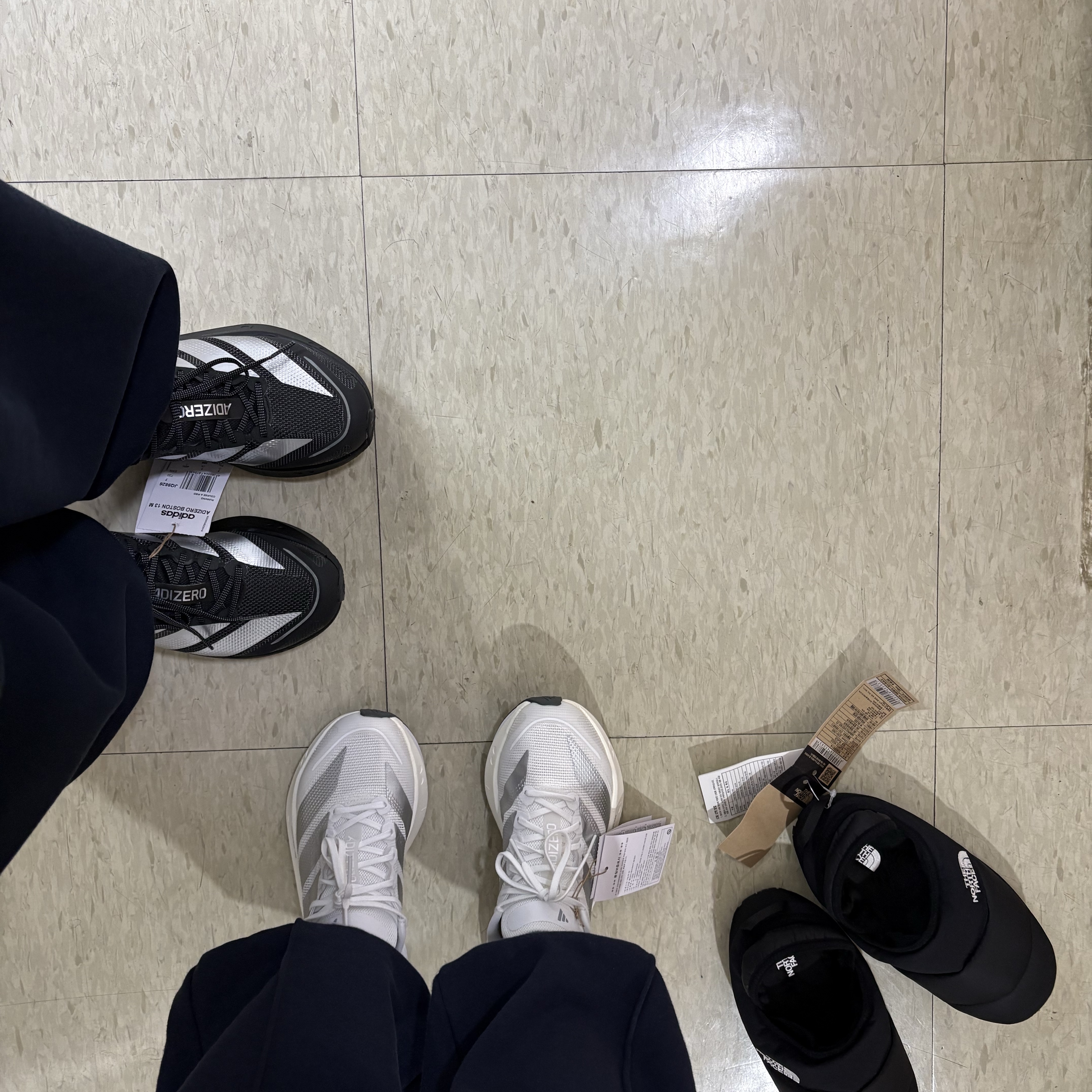 (W) Adidas Adizero Boston 13 Cloud White Matte Silver, Adidas Adizero Boston 13 M Core Black Silver Metallic 착용 스타일 - 2