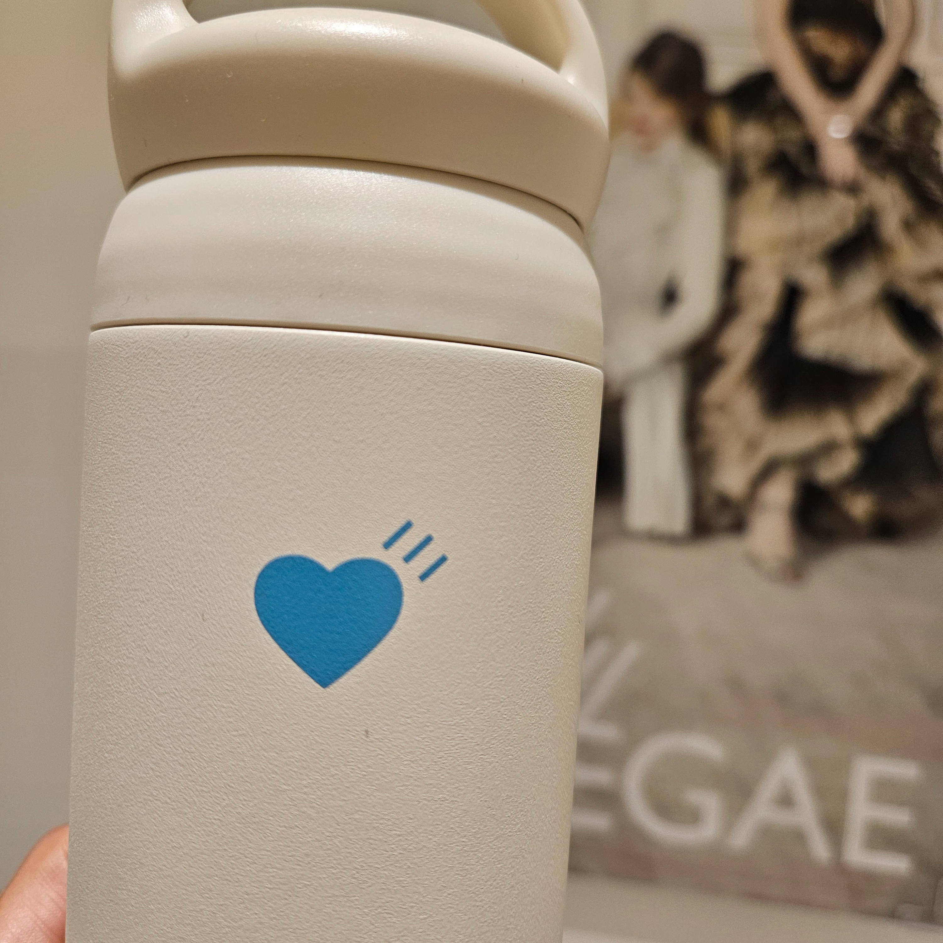Human Made x Blue Bottle Coffee Day Off Tumbler White, Pop Mart Labubu The Monsters Labubu Tasty Macarons Series Toffe Keyring 착용 스타일 - 1