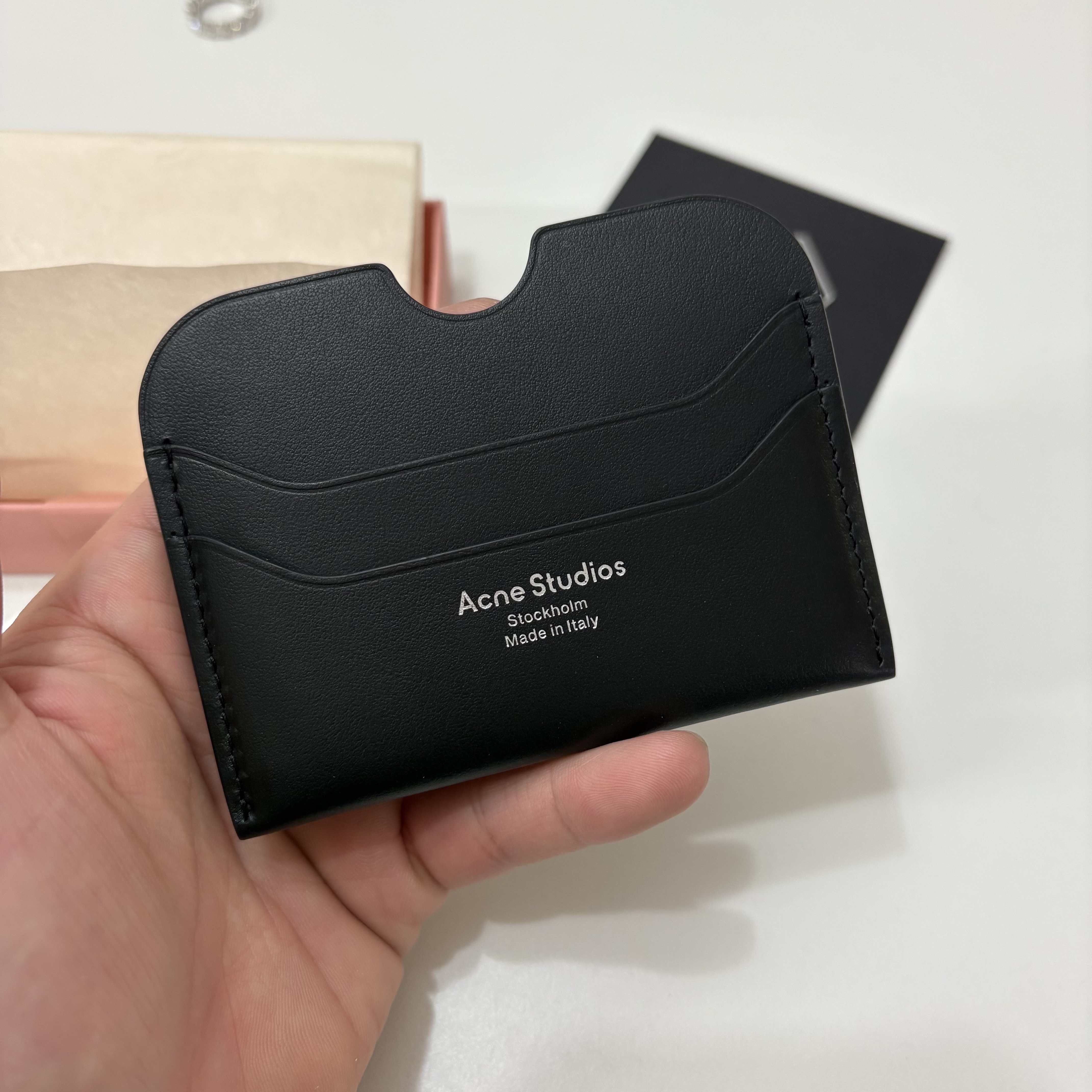 Acne Studios Elmas Large Card Holder Black 착용 스타일