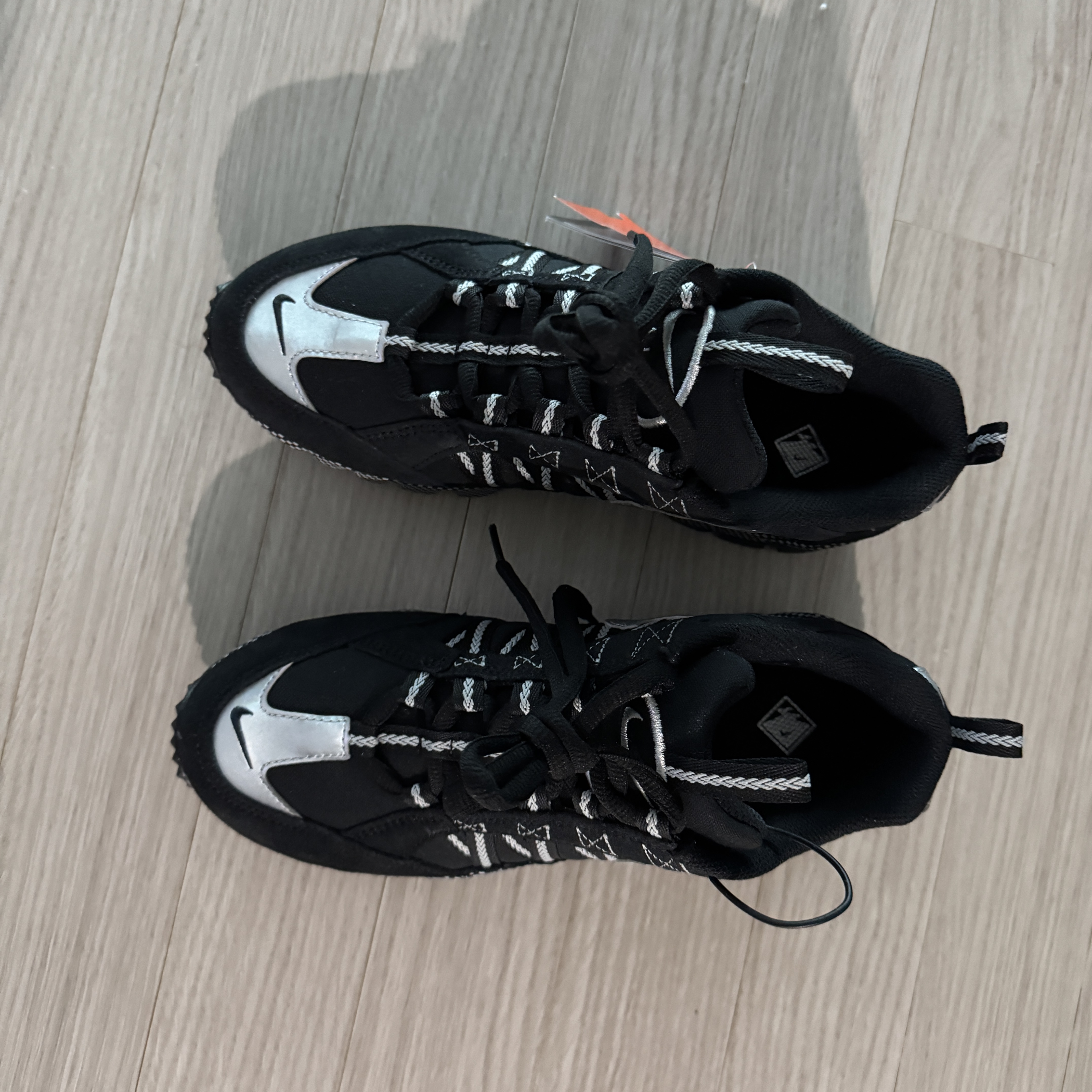 (W) Nike Air Humara Black Metallic Silver 착용 스타일