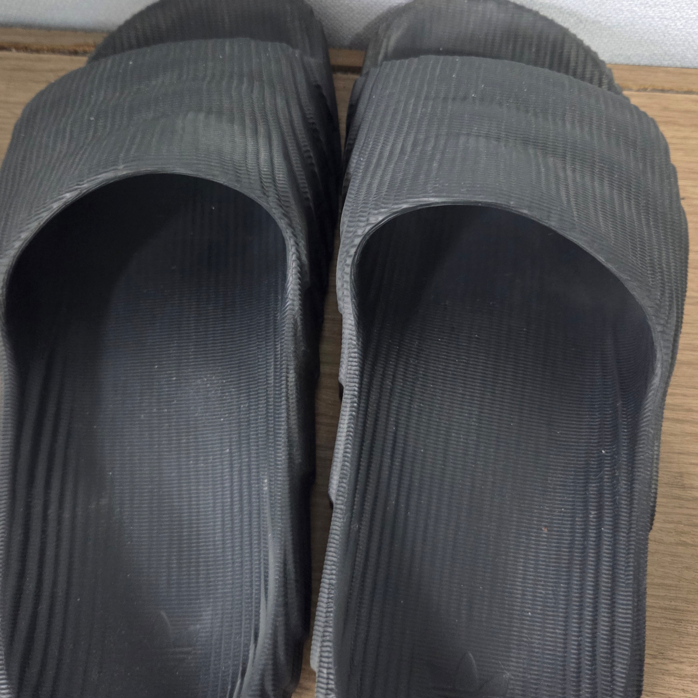 Adidas Adilette 22 Grey Five 착용 스타일