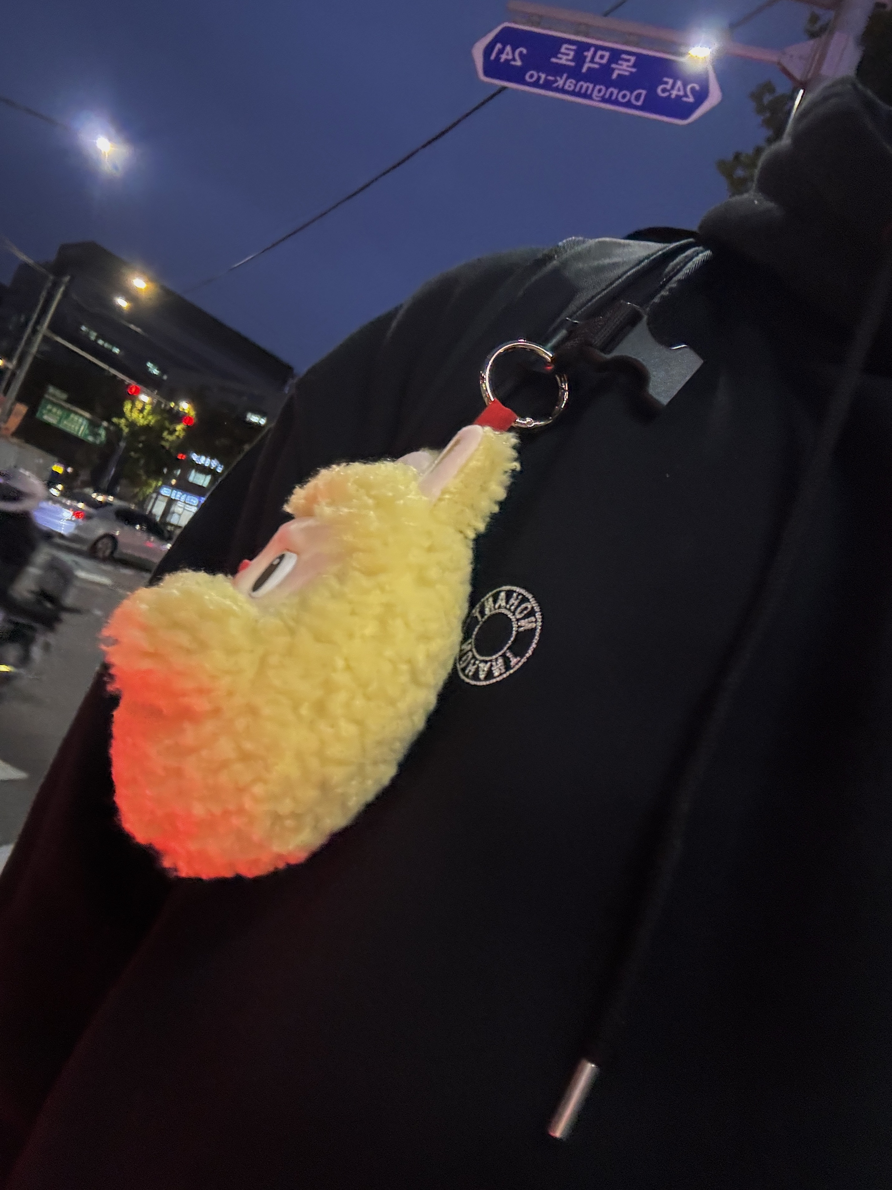 Pop Mart Labubu The Monsters Wacky Mart Series Earphone Case 착용 스타일 - 2