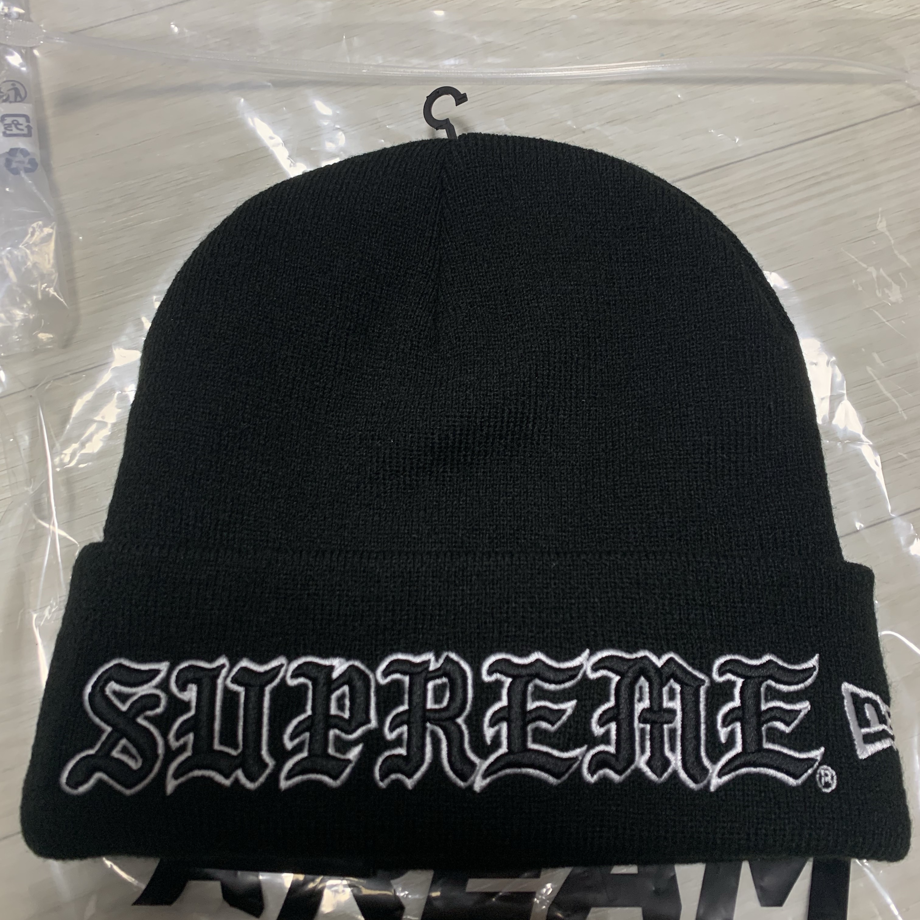 Supreme New Era Old English Beanie Black - 25FW 착용 스타일 - 1