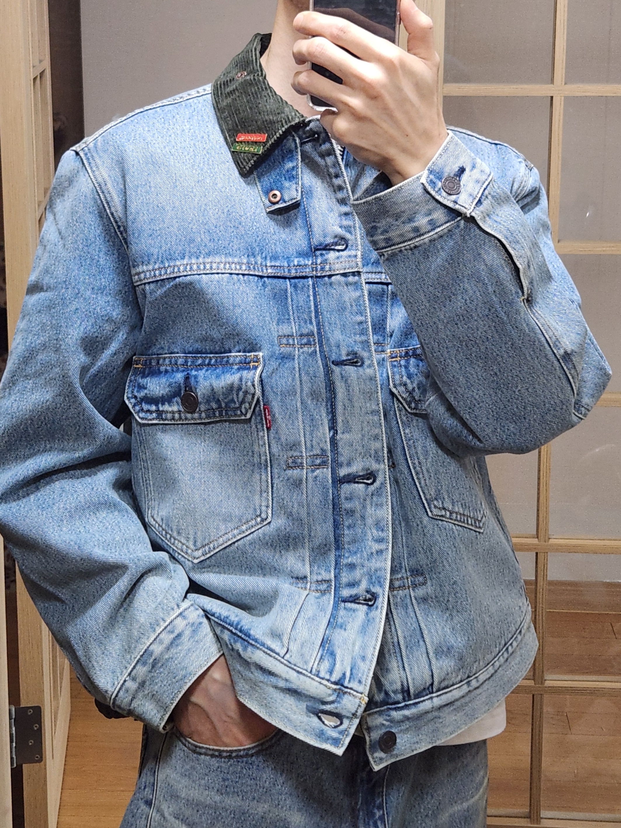 Levi's x Barbour Type II Trucker Jacket Vintage Washed Denim, Nike Air Force 1 '07 Low White 착용 스타일 - 3