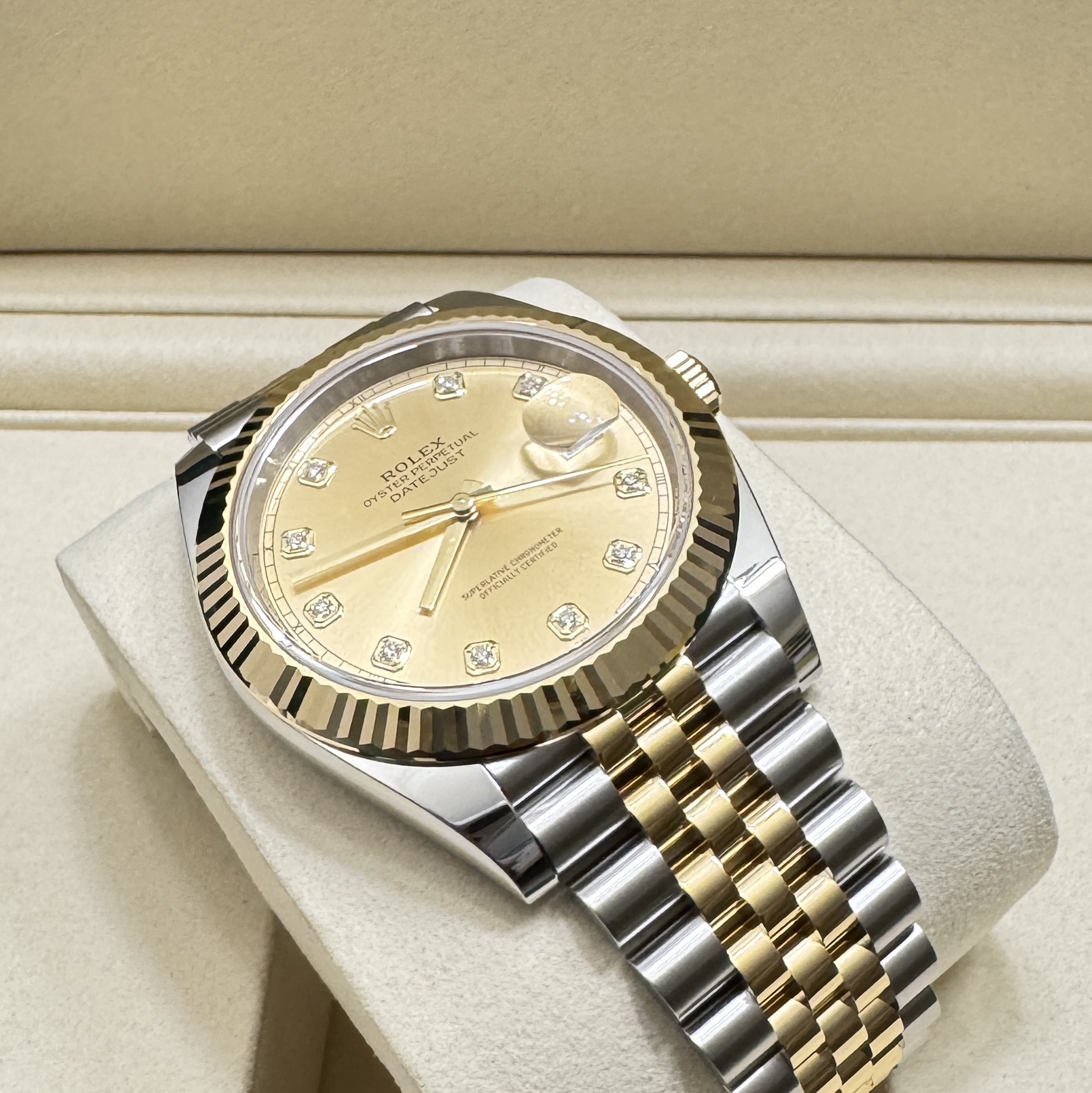 Rolex Datejust 41mm 126333 Champagne Diamond-Set Jubilee 착용 스타일 - 4